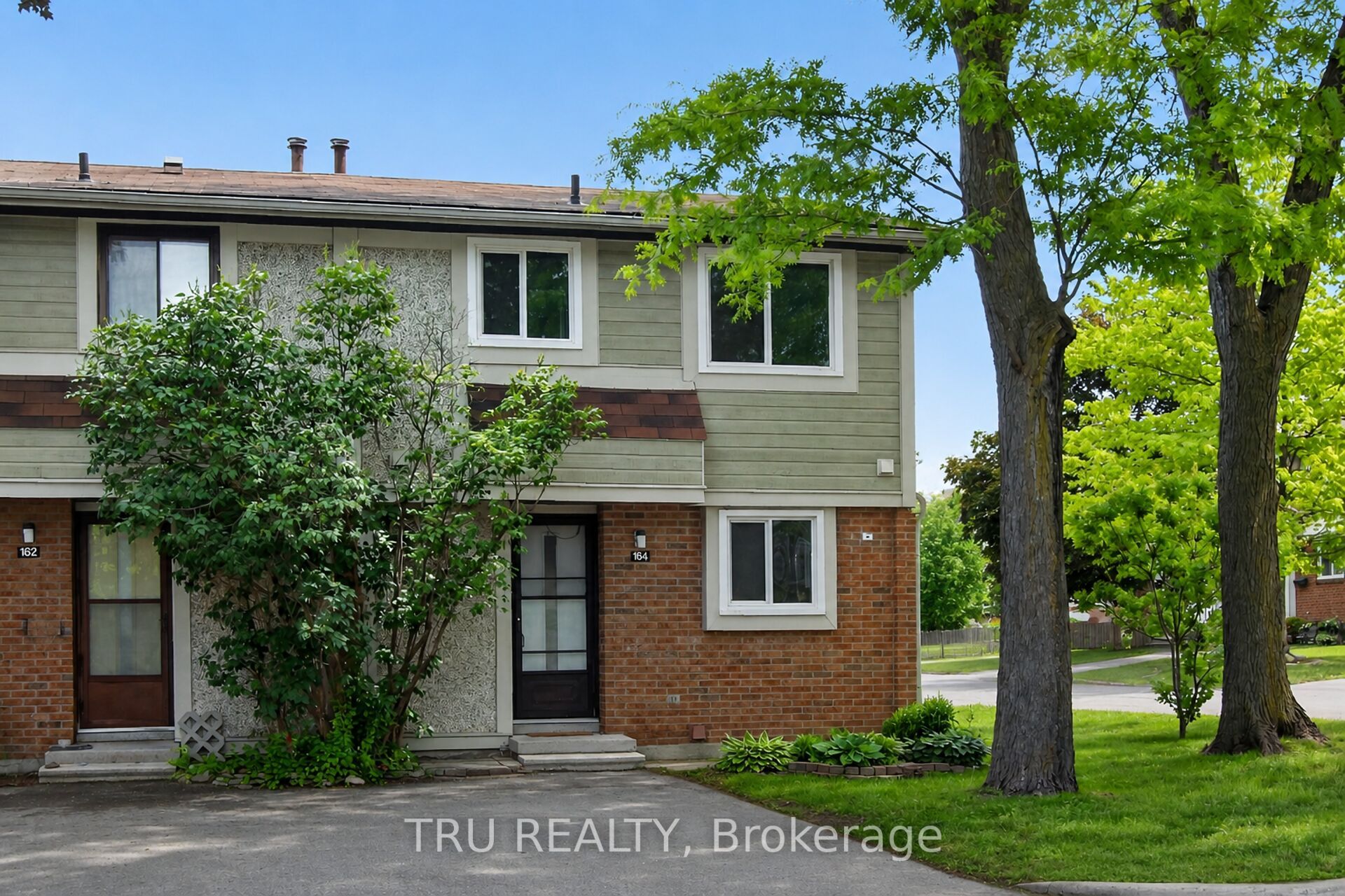 16-164 BARROW Crescent Property Photo 1