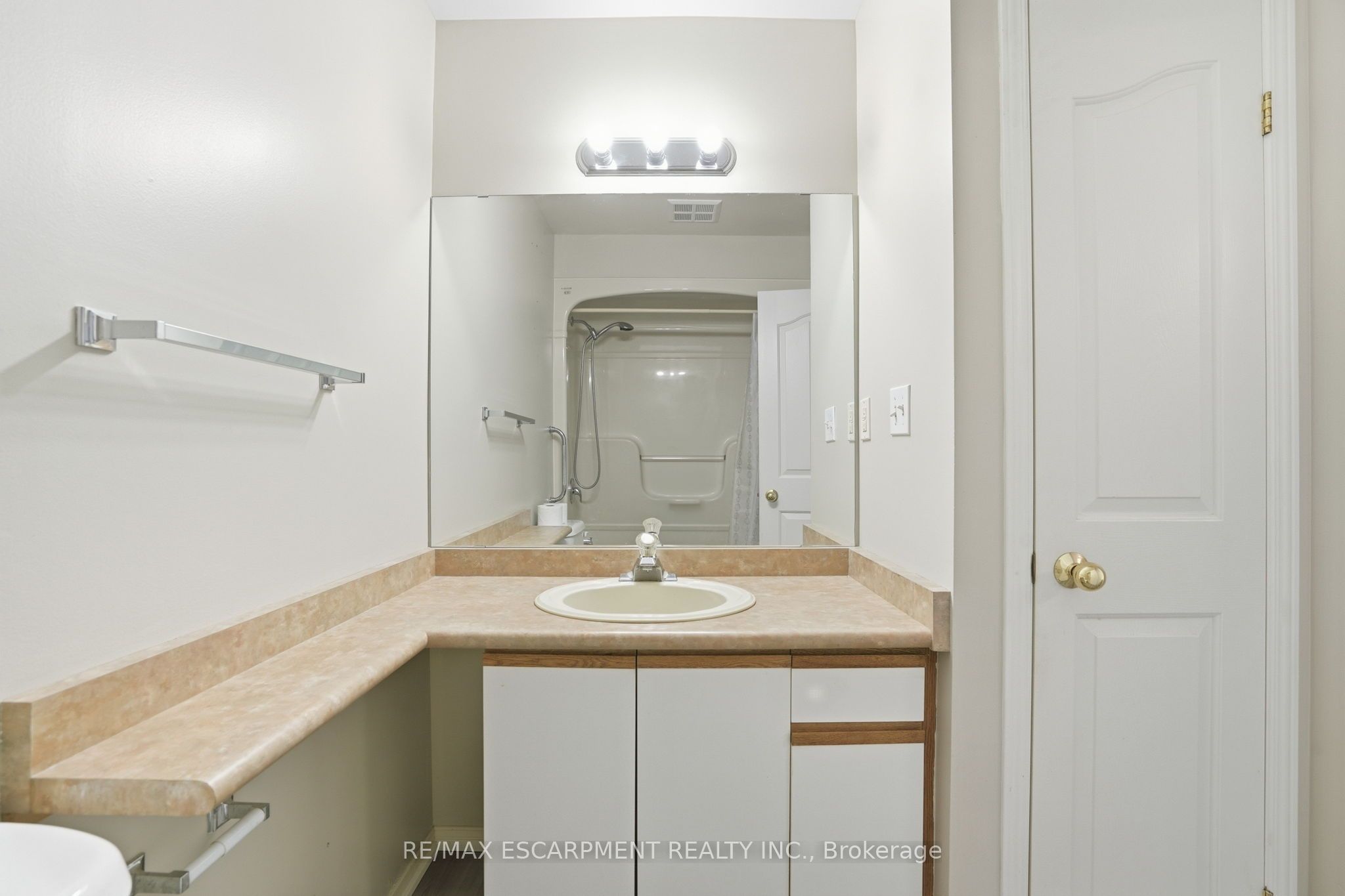 210 Main Street E 202 Property Photo 14
