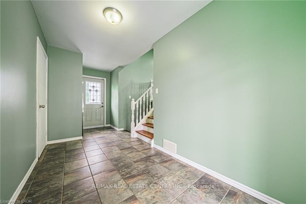 27 Ludlow Crescent Property Photo 3