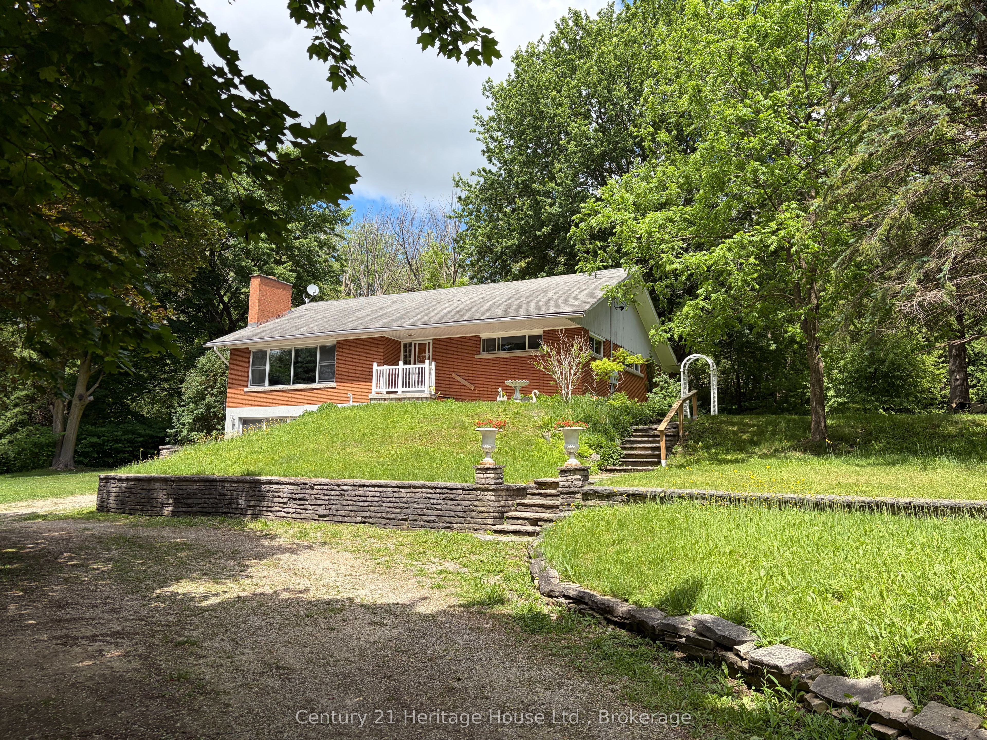 252 Durham Road W Property Photo 1