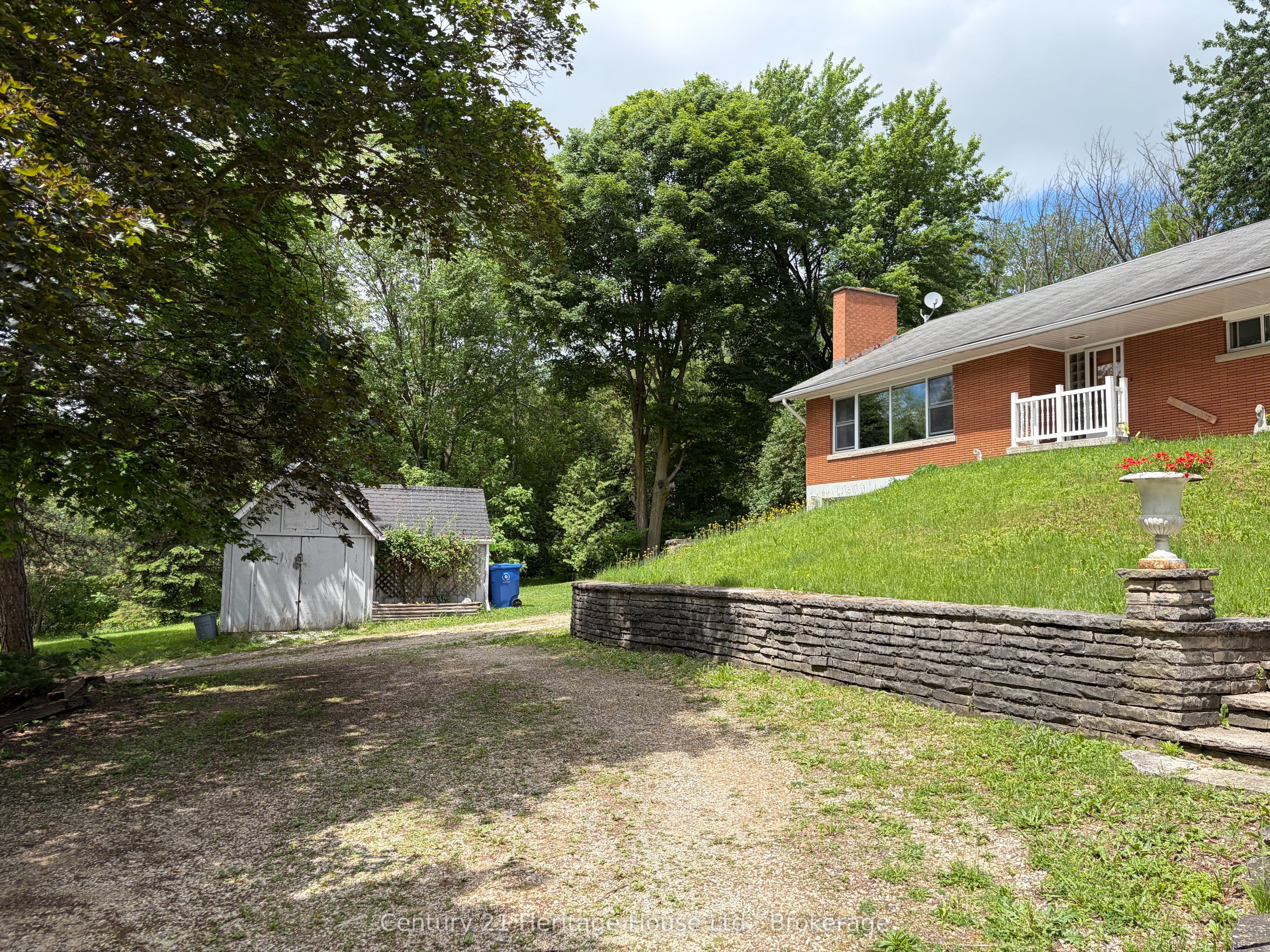 252 Durham Road W Property Photo 2