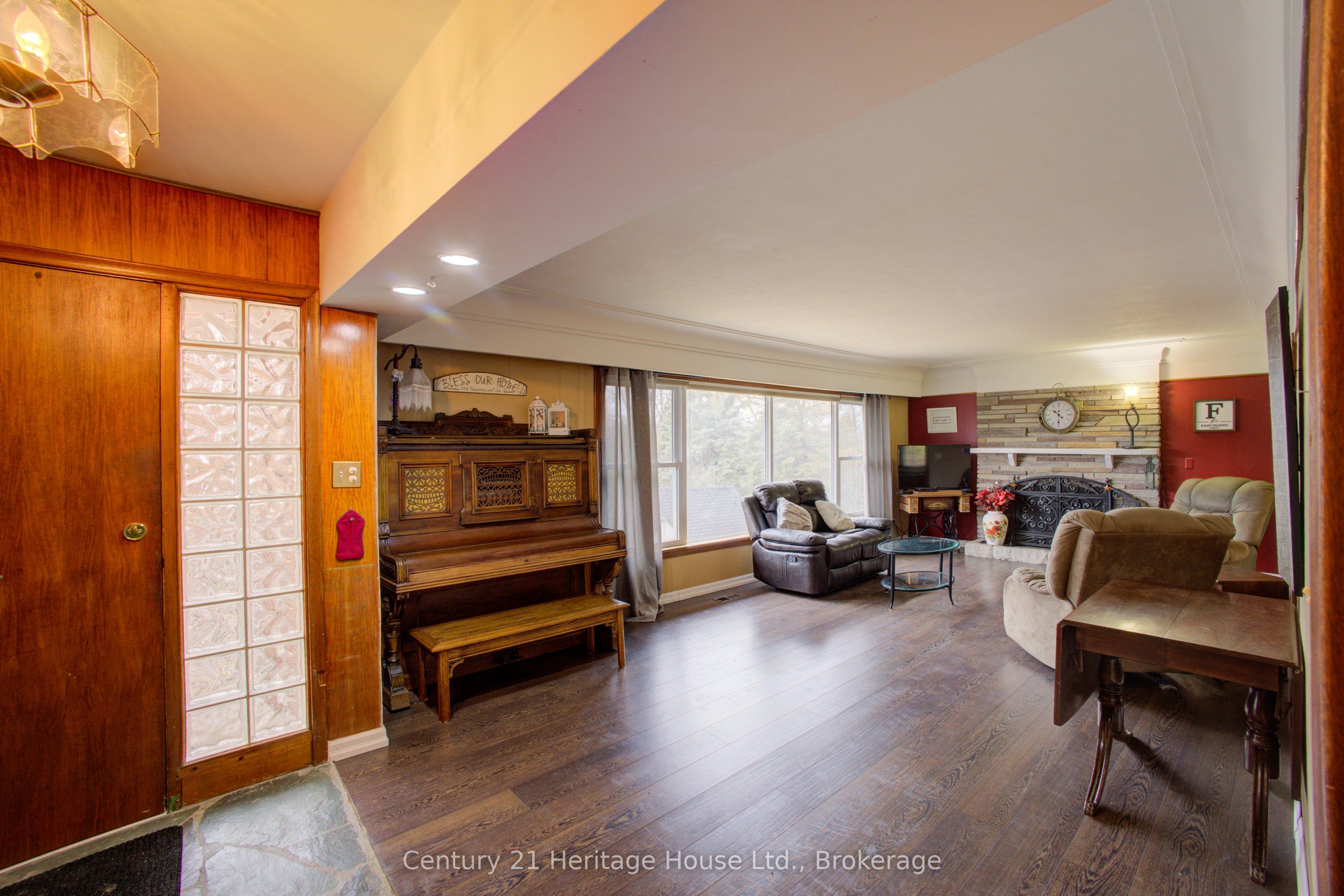 252 Durham Road W Property Photo 4