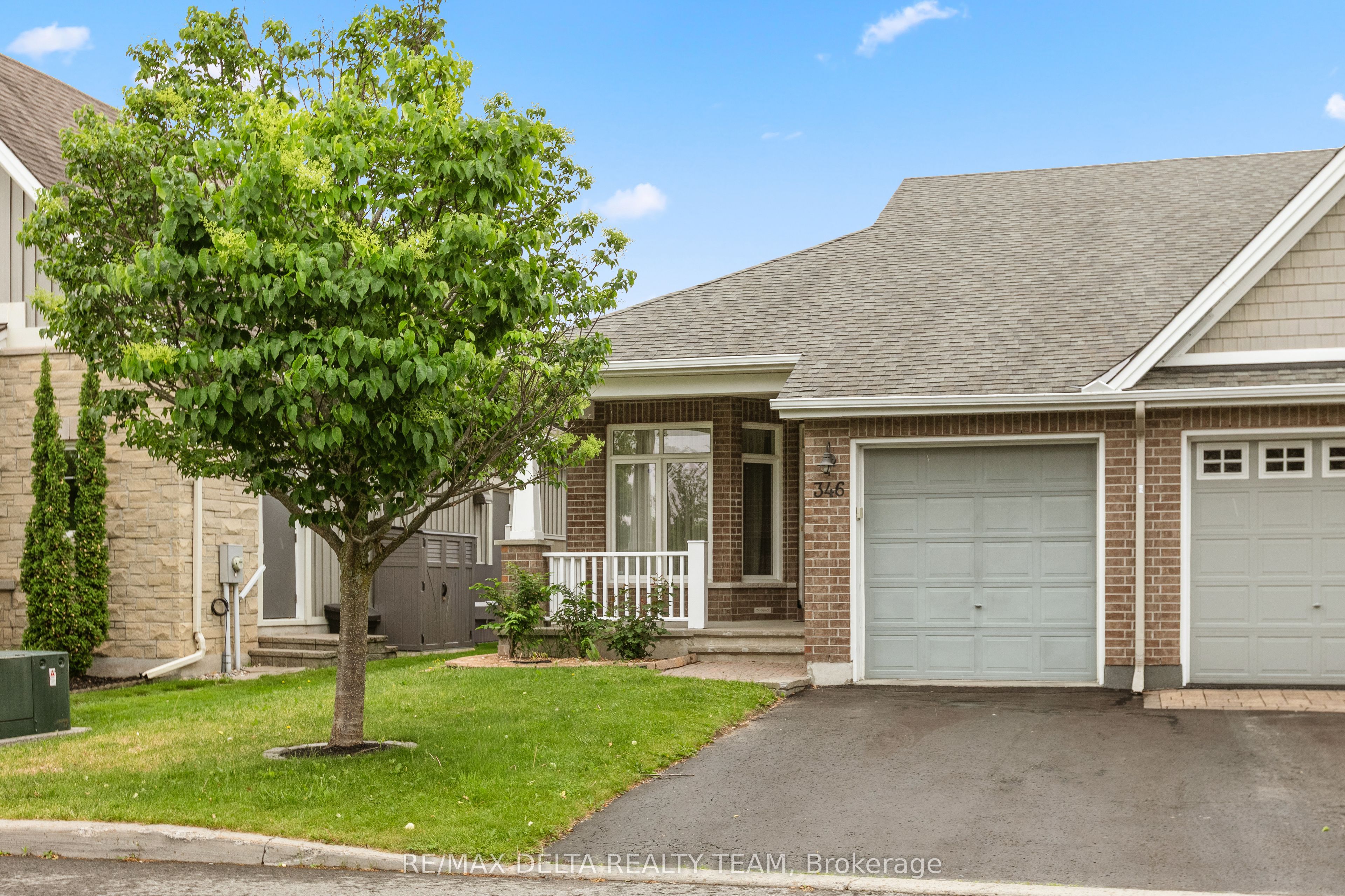 346 Farincourt Crescent Property Photo 2