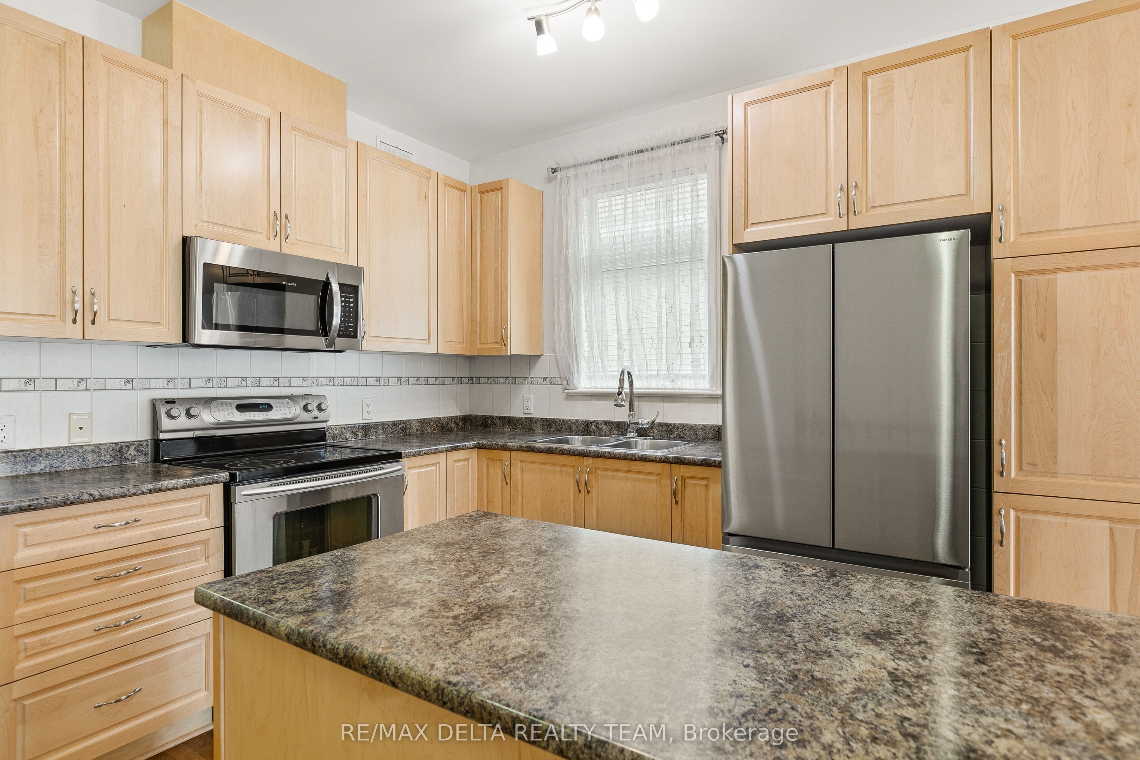 346 Farincourt Crescent Property Photo 4