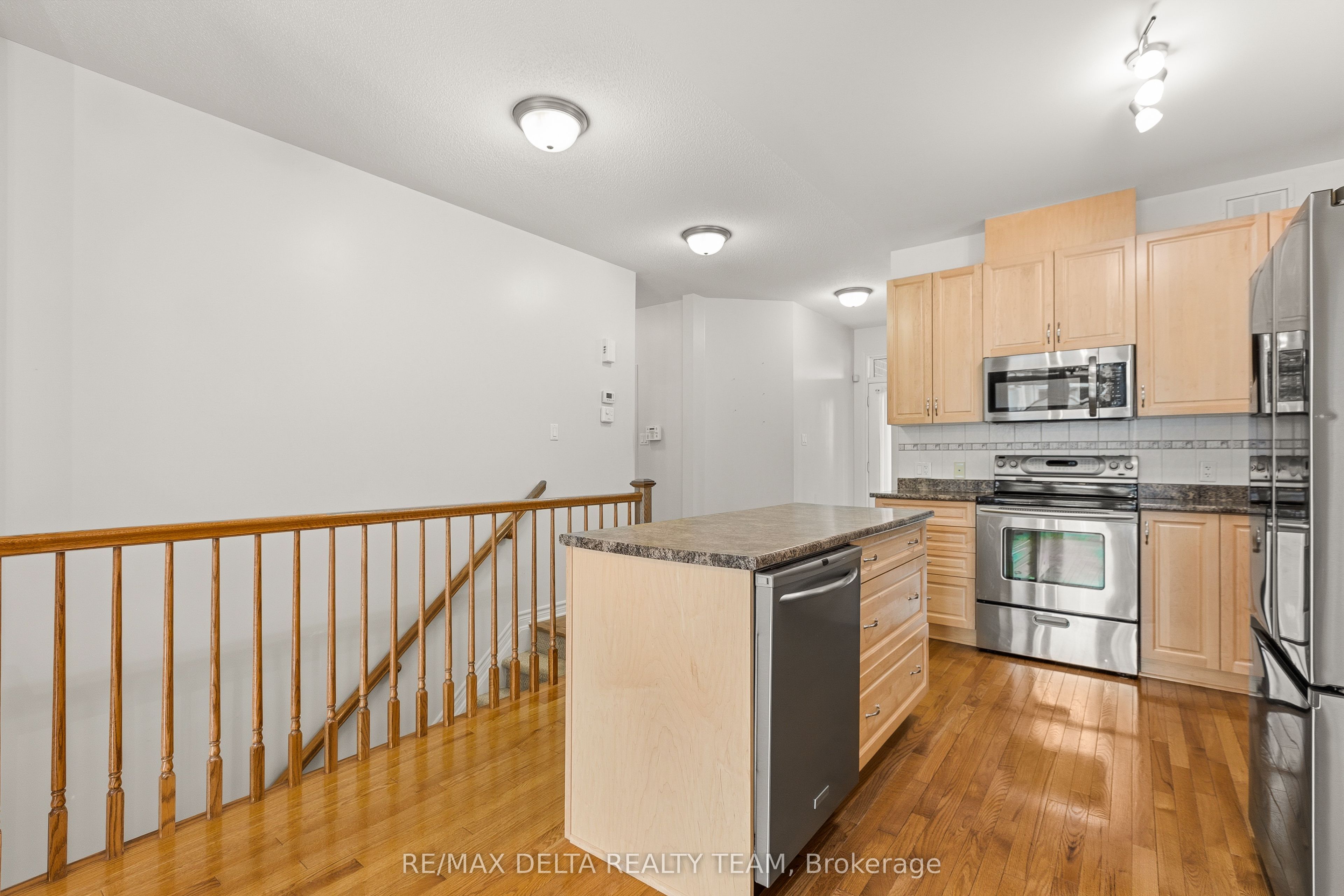 346 Farincourt Crescent Property Photo 6