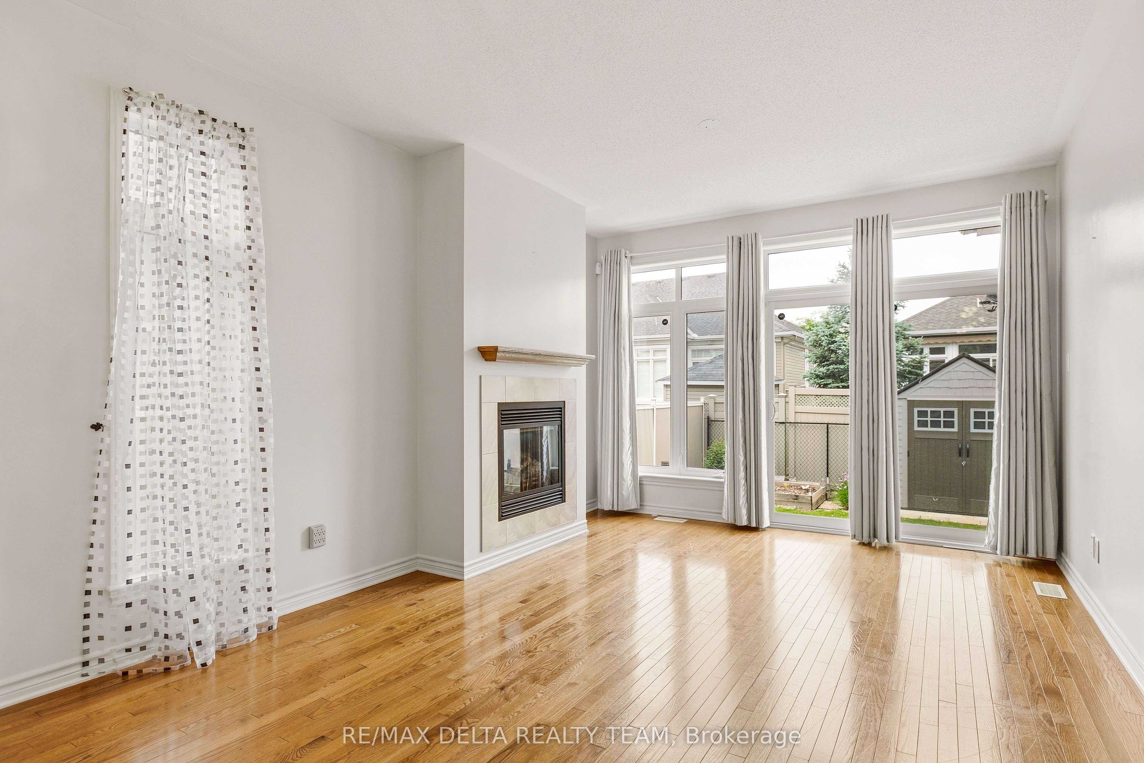 346 Farincourt Crescent Property Photo 8