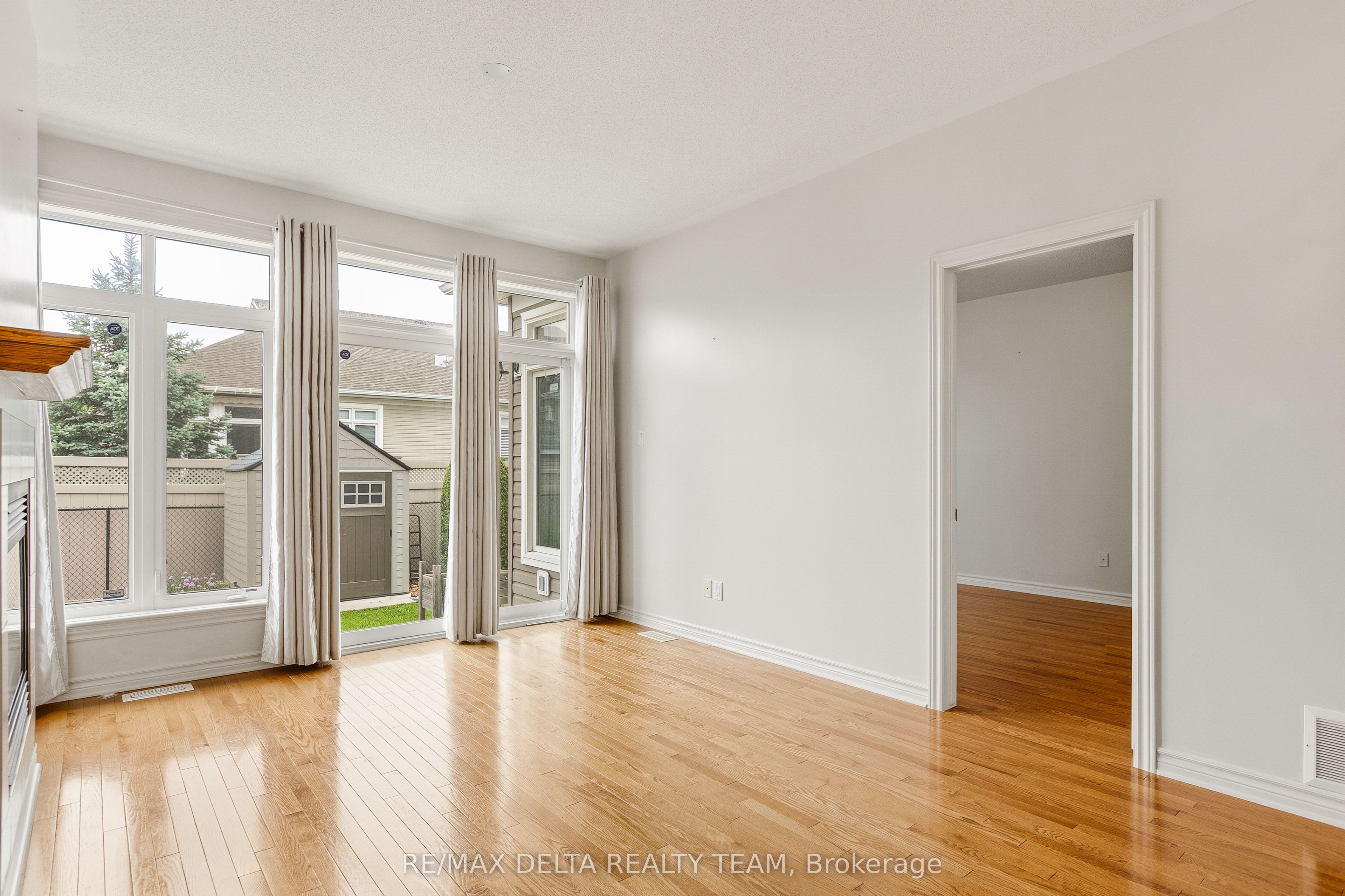 346 Farincourt Crescent Property Photo 10