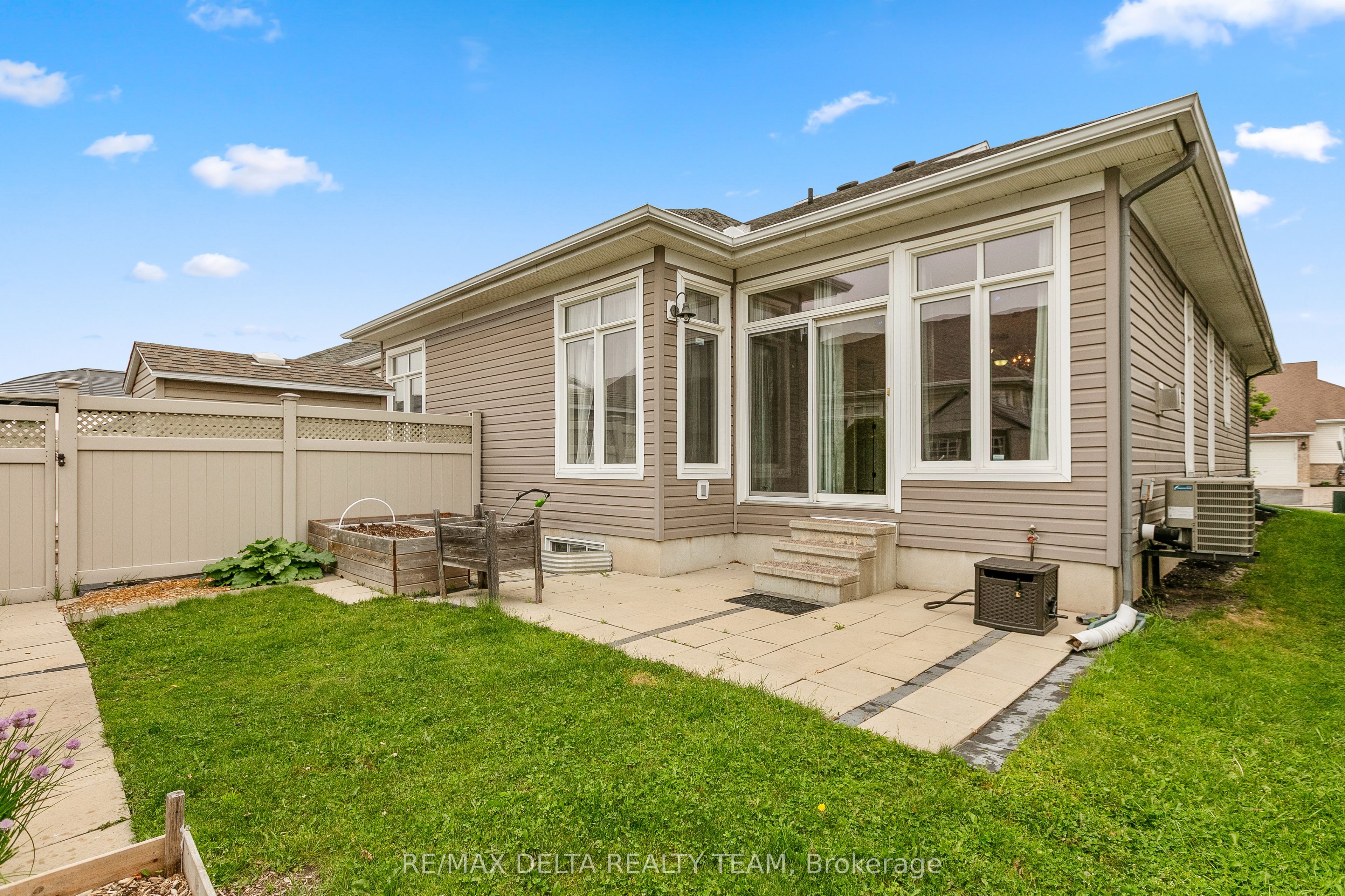 346 Farincourt Crescent Property Photo 25