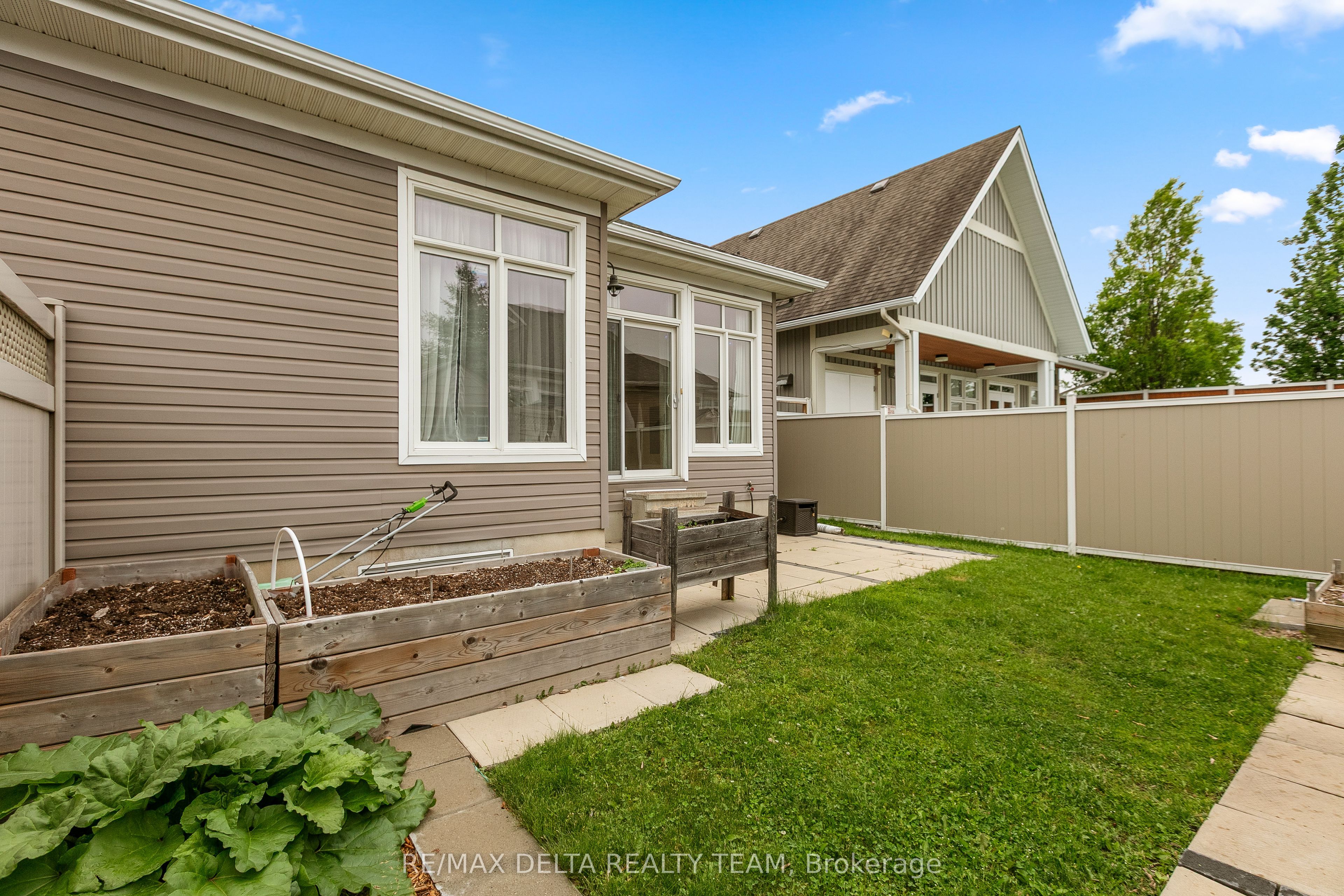 346 Farincourt Crescent Property Photo 28