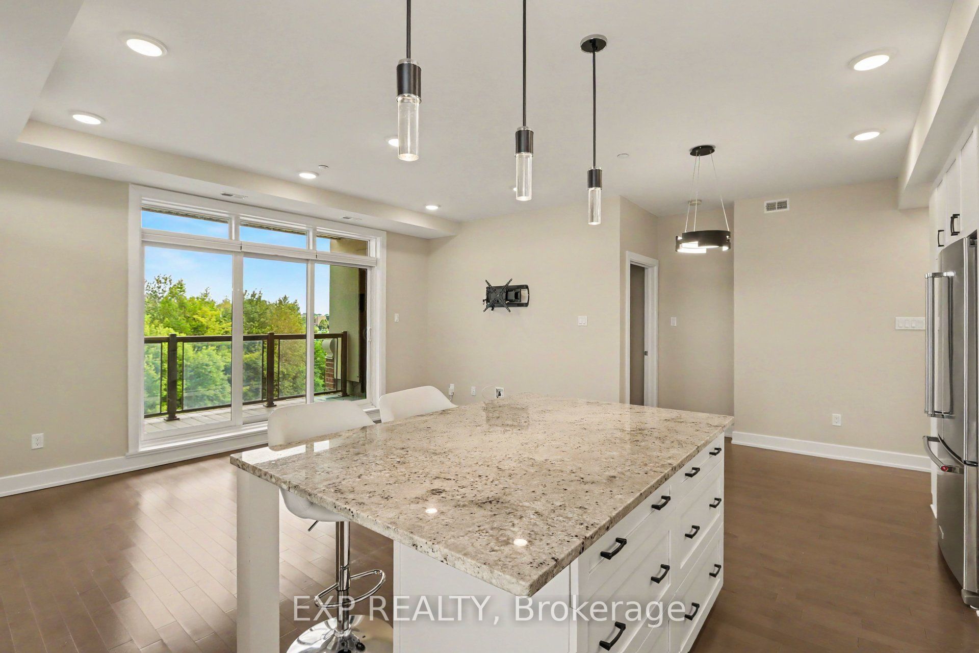 615 Longfields Drive 405 Property Photo 11