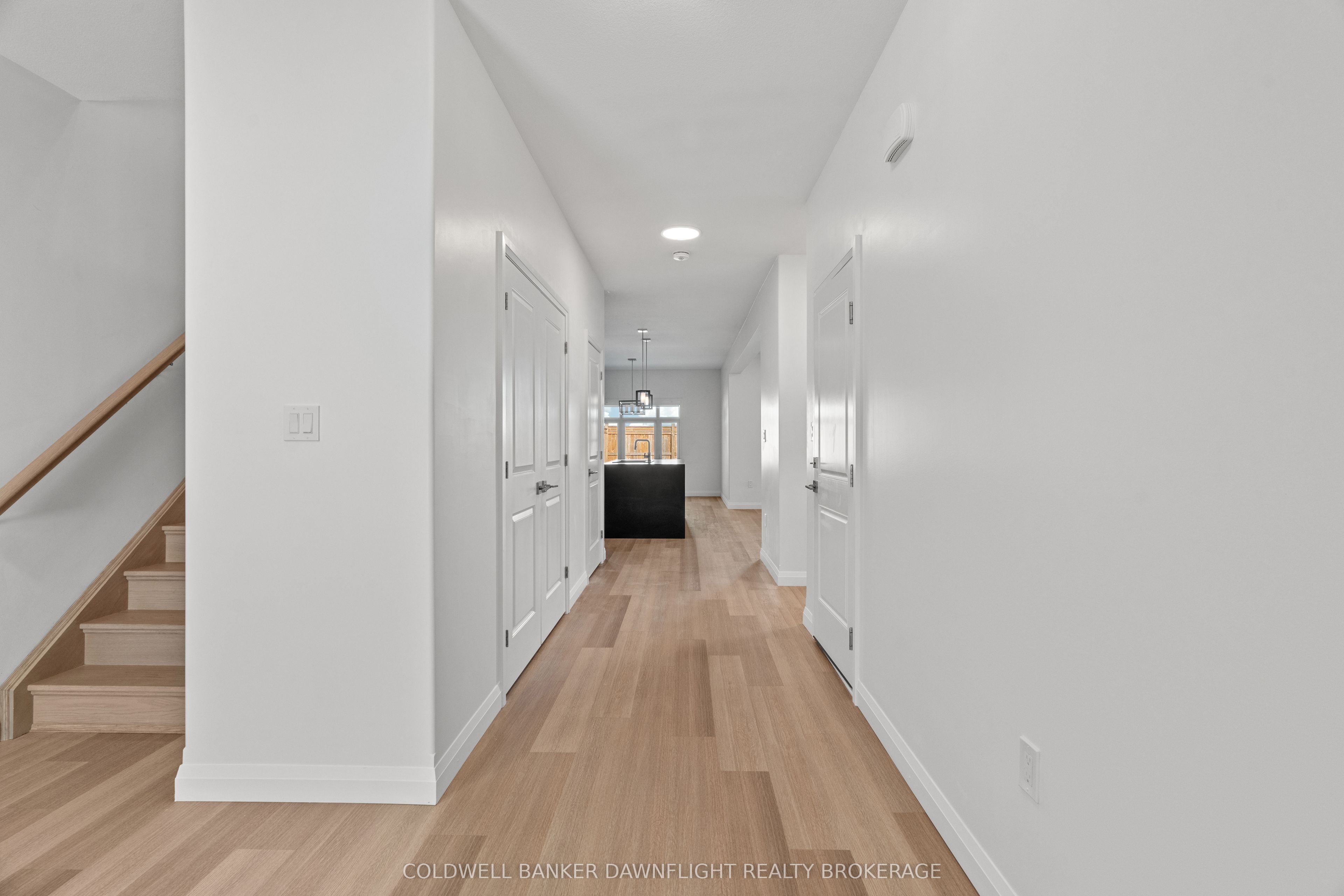 592 Albert Street Property Photo 6