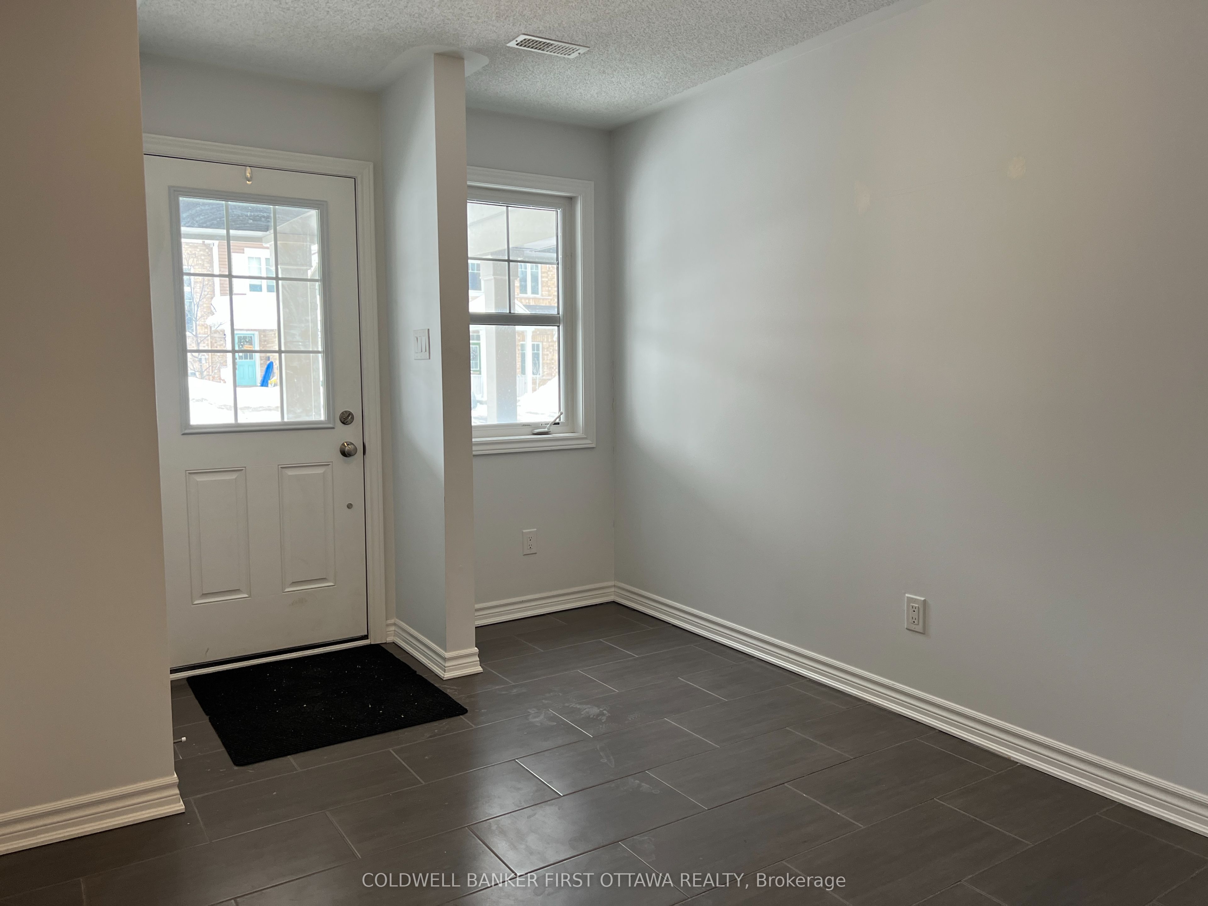 793 Mayfly Crescent Property Photo 3