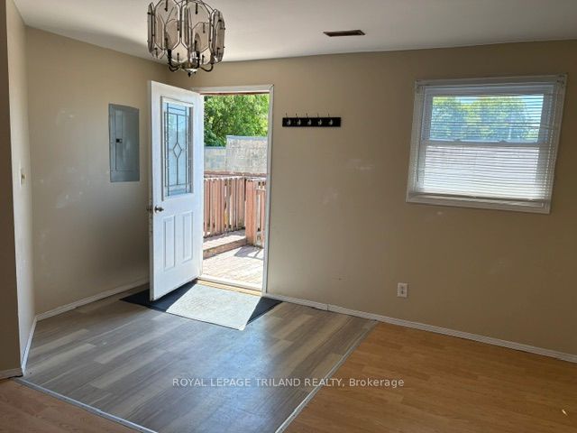 393 Talbot Street E Property Photo 8