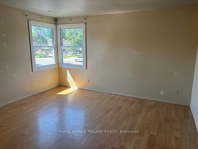 393 Talbot Street E Property Photo 12