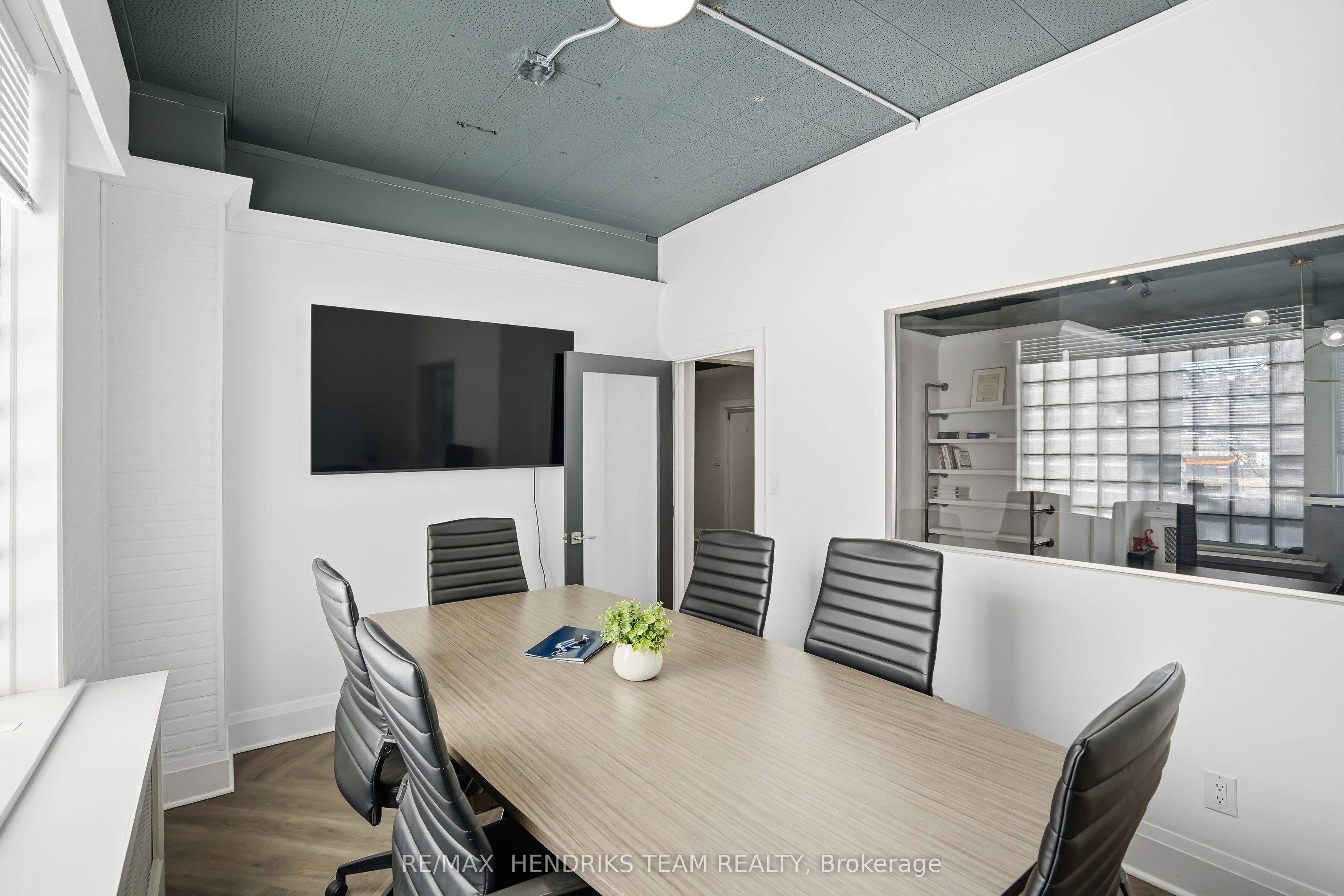 145 King Street Property Photo 8