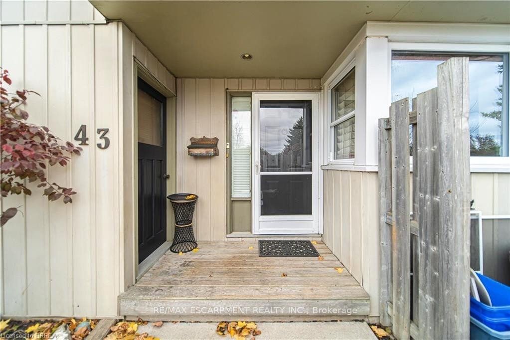 43 Kanata Crescent Upper Property Photo 2