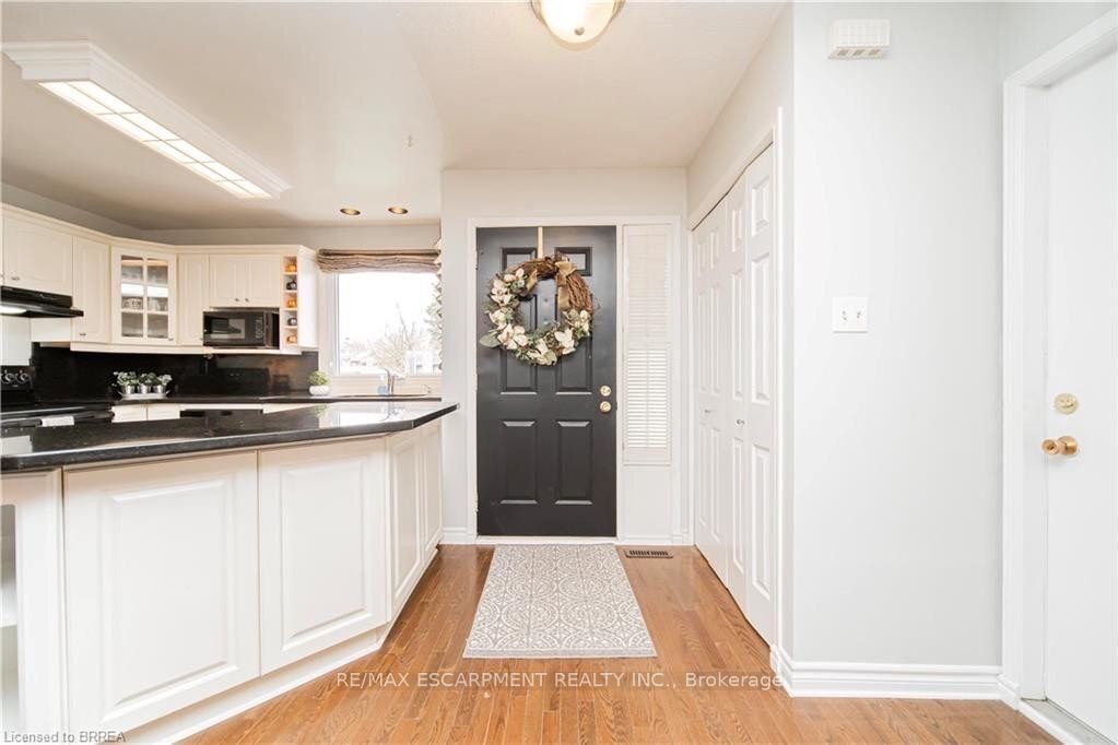 43 Kanata Crescent Upper Property Photo 4