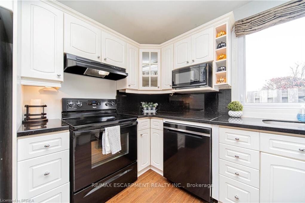 43 Kanata Crescent Upper Property Photo 6