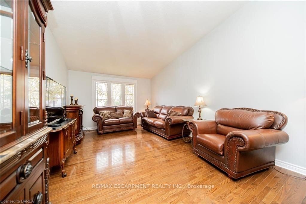 43 Kanata Crescent Upper Property Photo 7