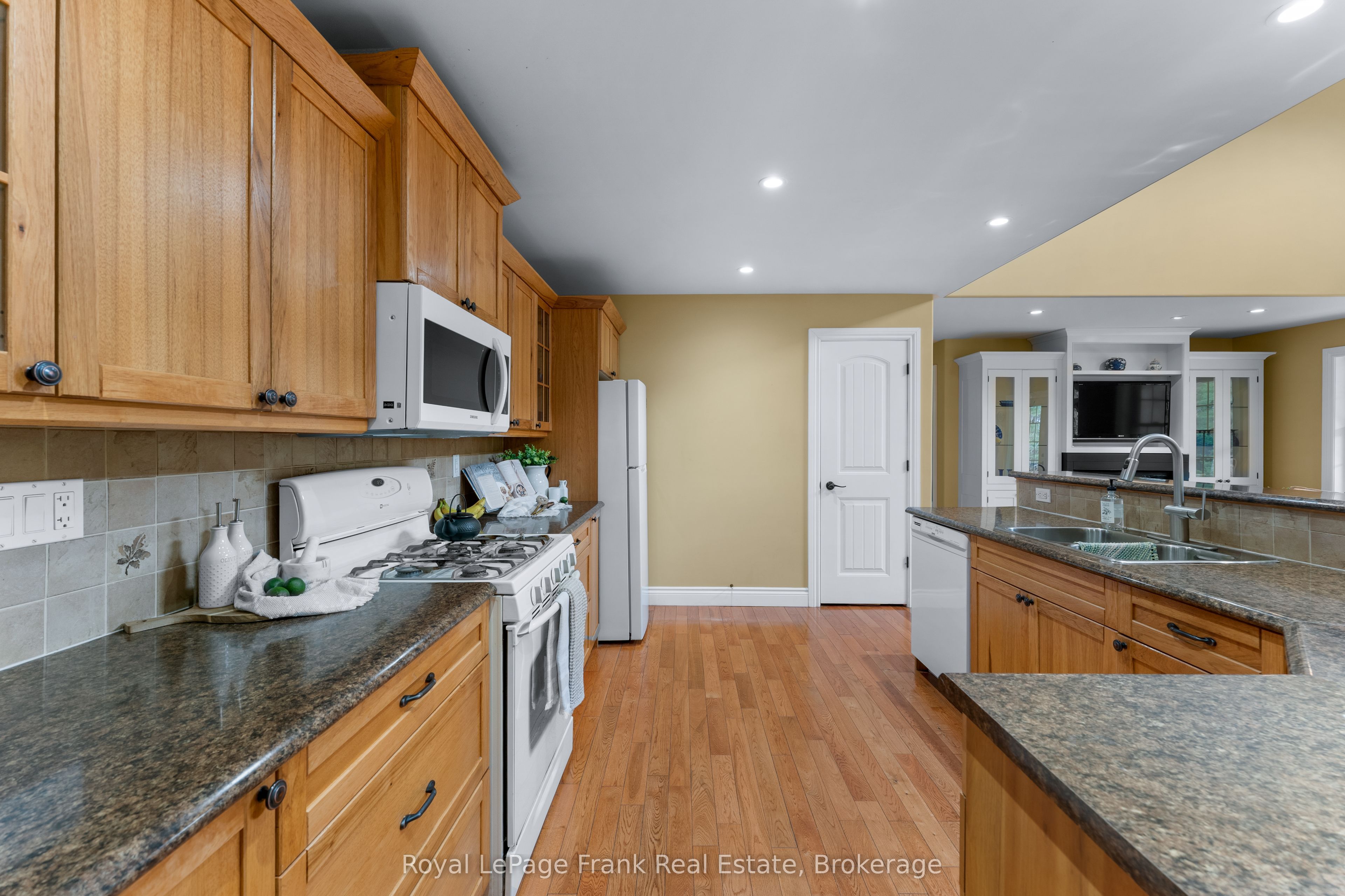 382 Lakehurst Circle Road Property Photo 5