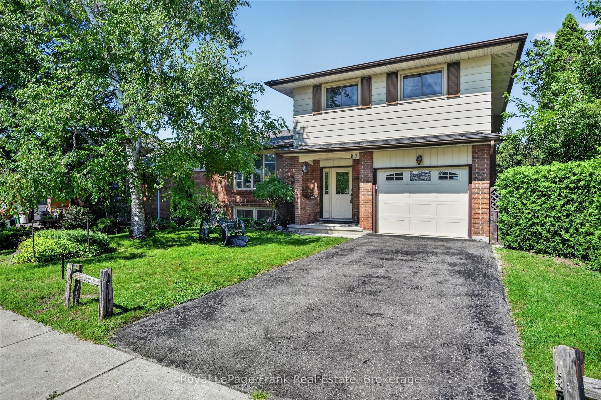 87 Oakwood Crescent Property Photo 2