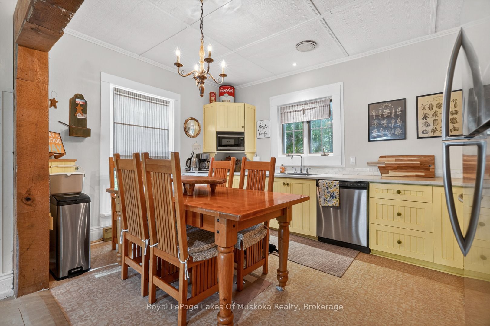 4 Spruce Street E Property Photo 8
