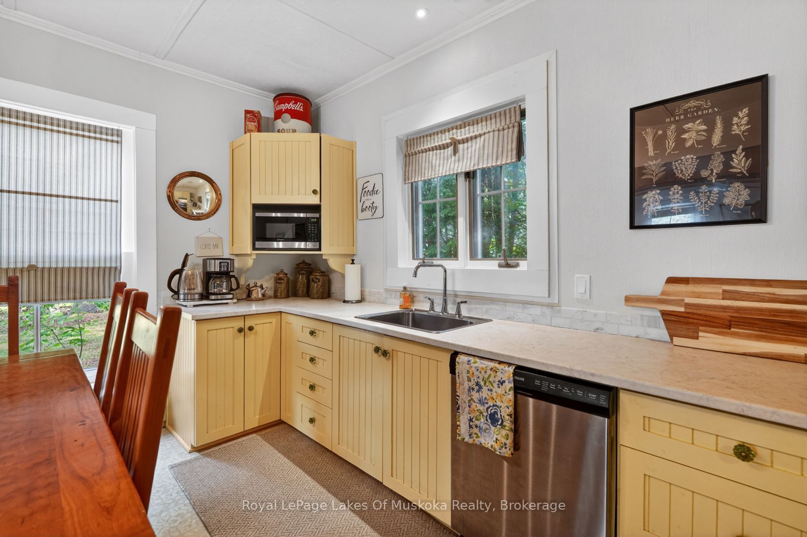 4 Spruce Street E Property Photo 9