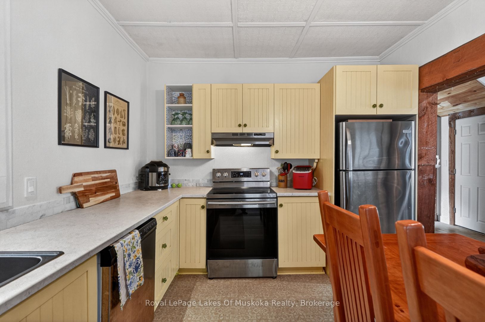 4 Spruce Street E Property Photo 10