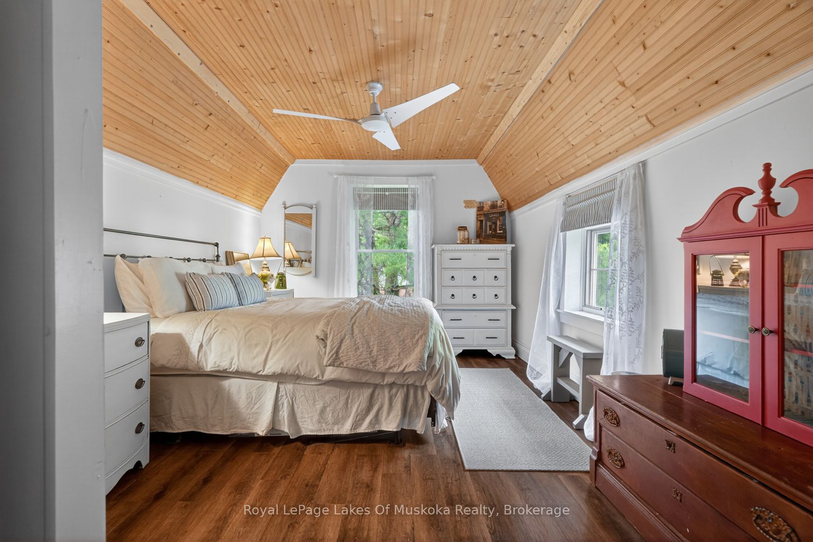 4 Spruce Street E Property Photo 18