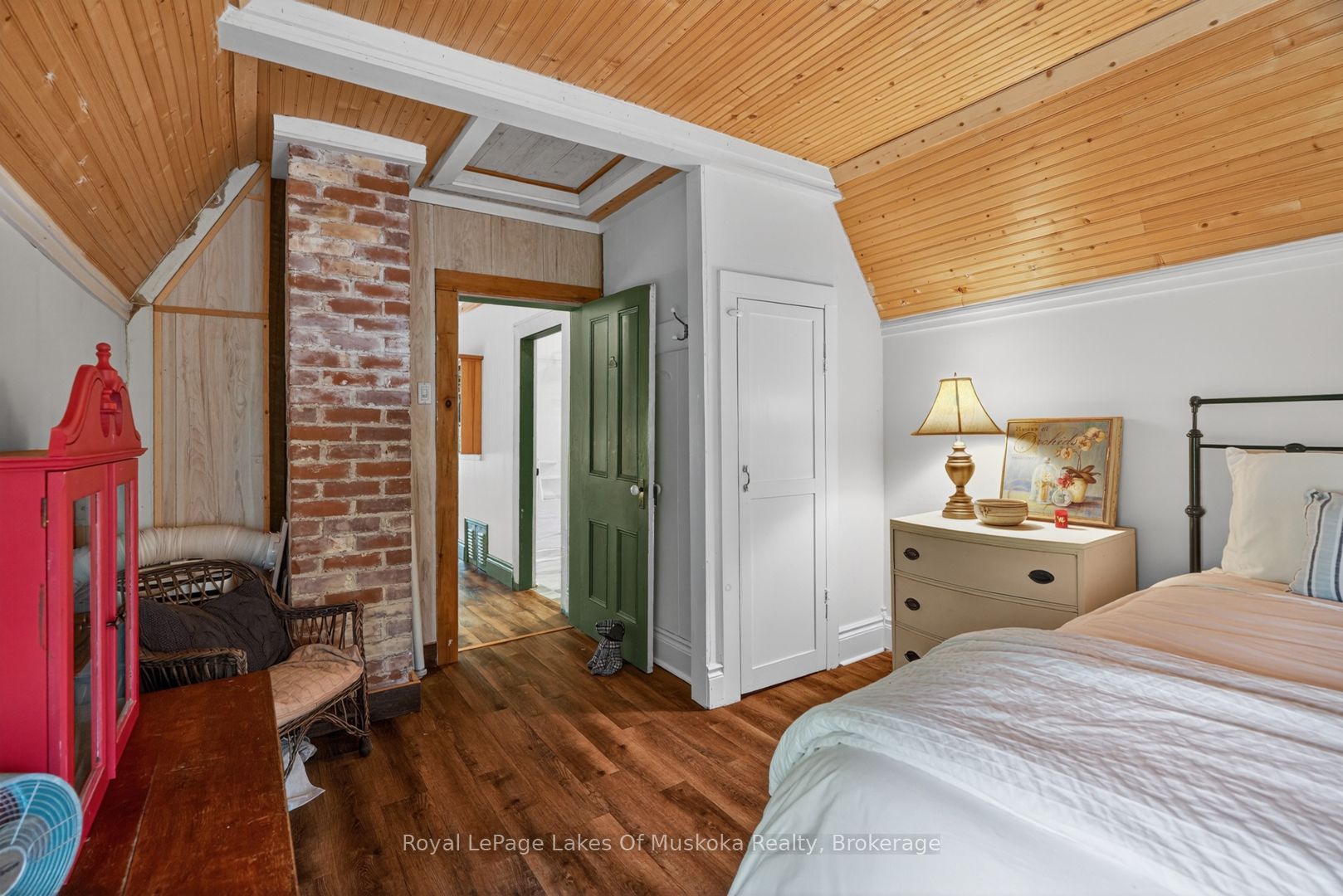 4 Spruce Street E Property Photo 20