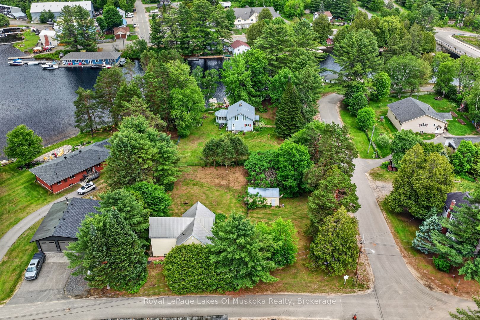 4 Spruce Street E Property Photo 34