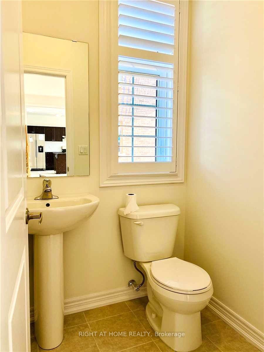 24 Summer Breese Drive W Property Photo 6