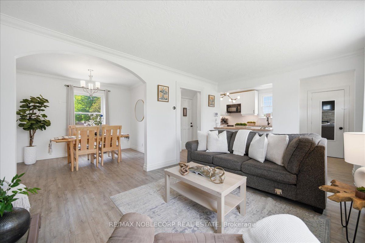 1790 King Street E Property Photo 15