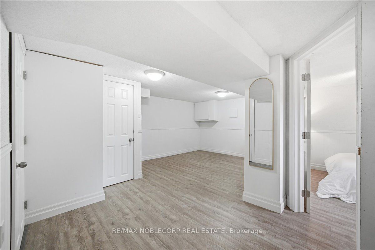 1790 King Street E Property Photo 26
