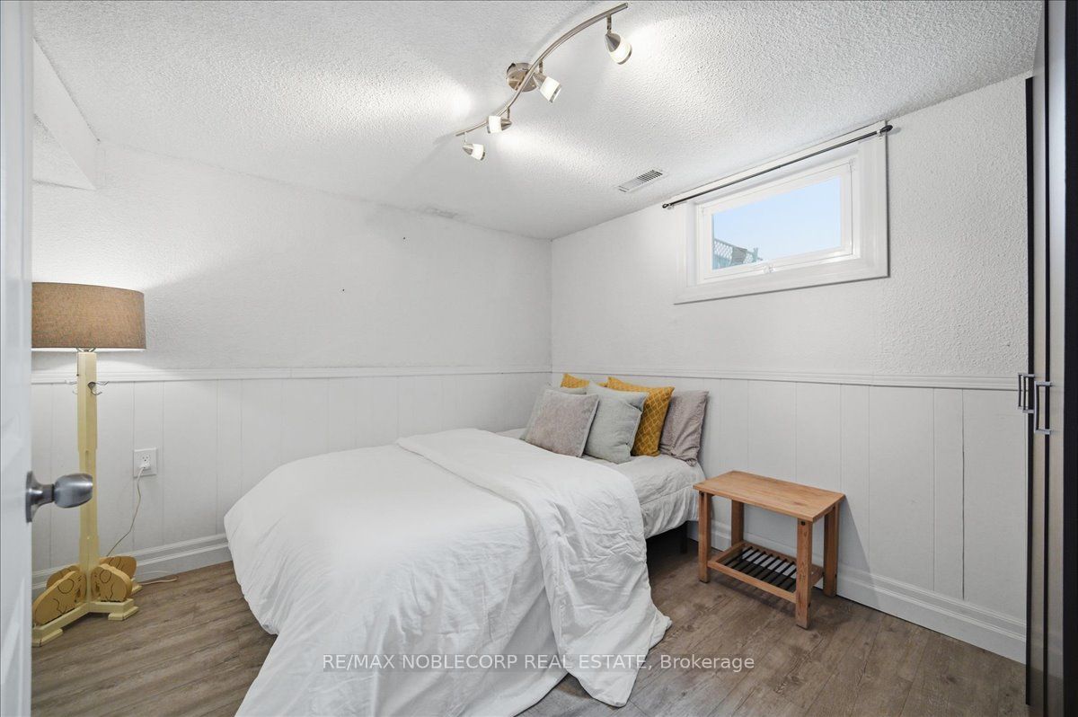 1790 King Street E Property Photo 28