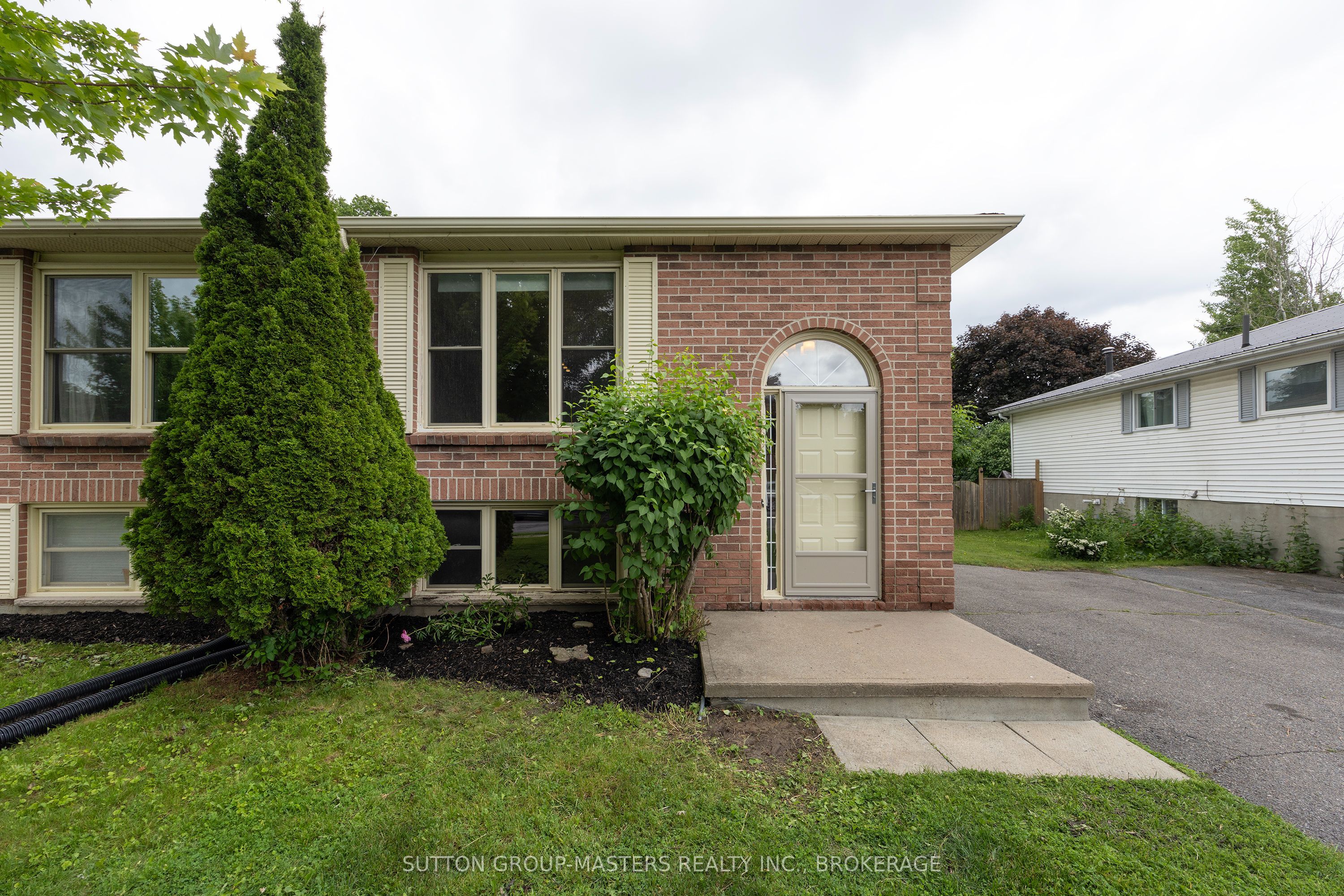 280 Owens Crescent Property Photo 2