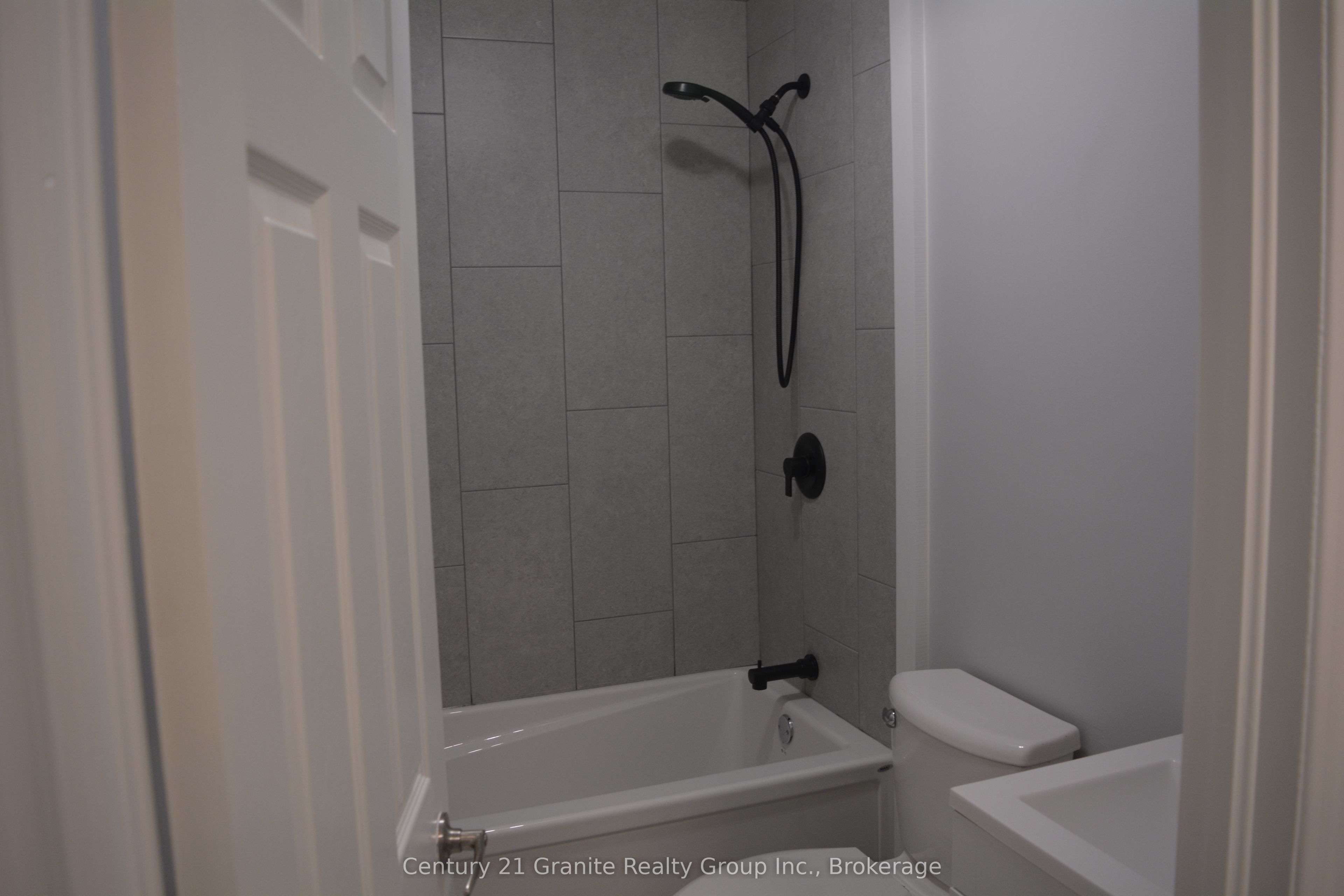 671 Hastings Street N Property Photo 8