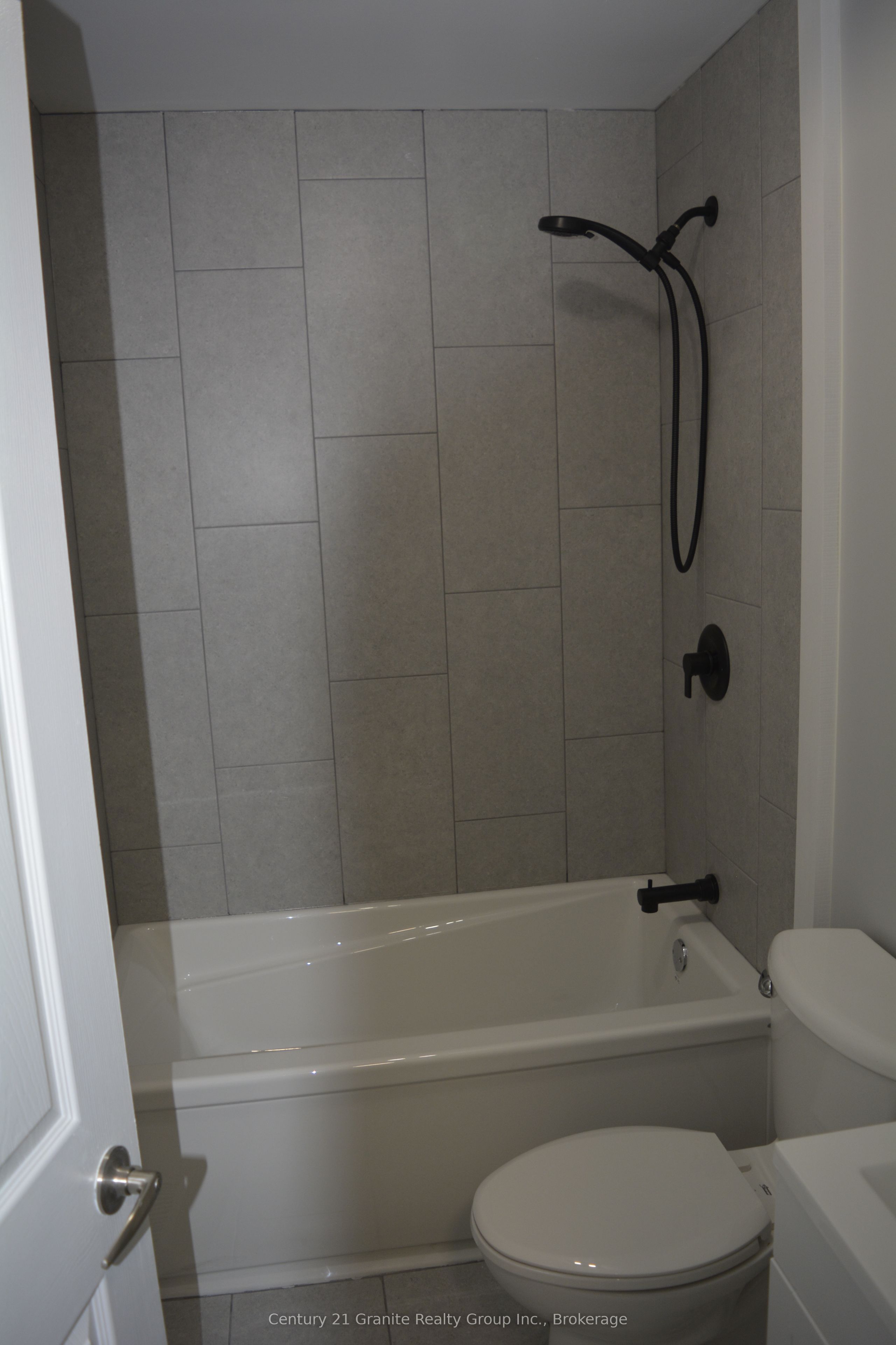 671 Hastings Street N Property Photo 9