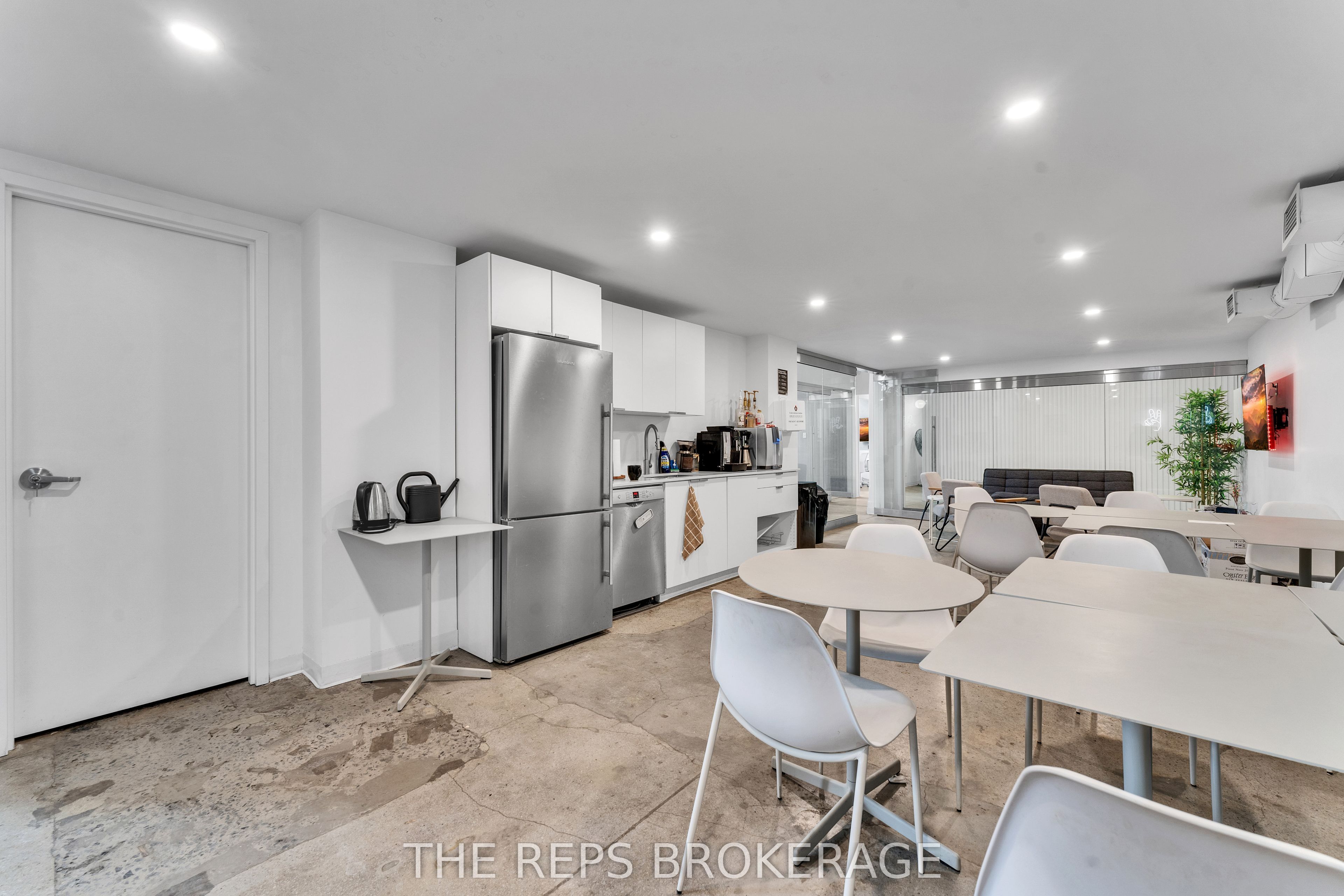 43-45 Eccles Street W Property Photo 19
