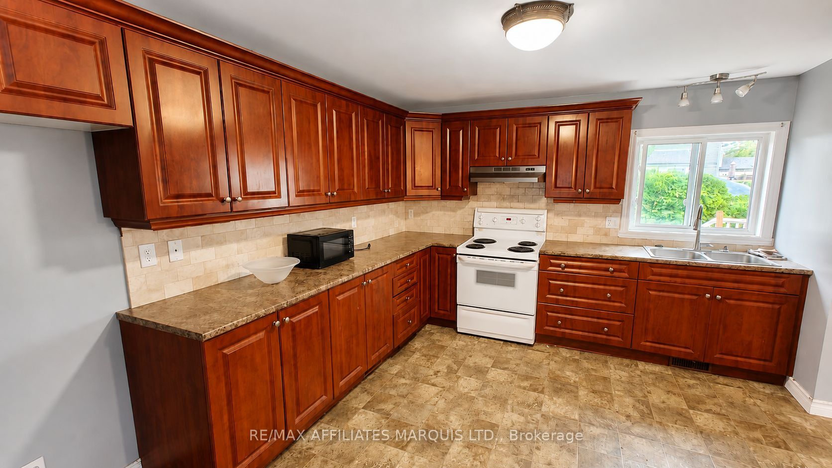 334 Prince Arthur Street Property Photo 4