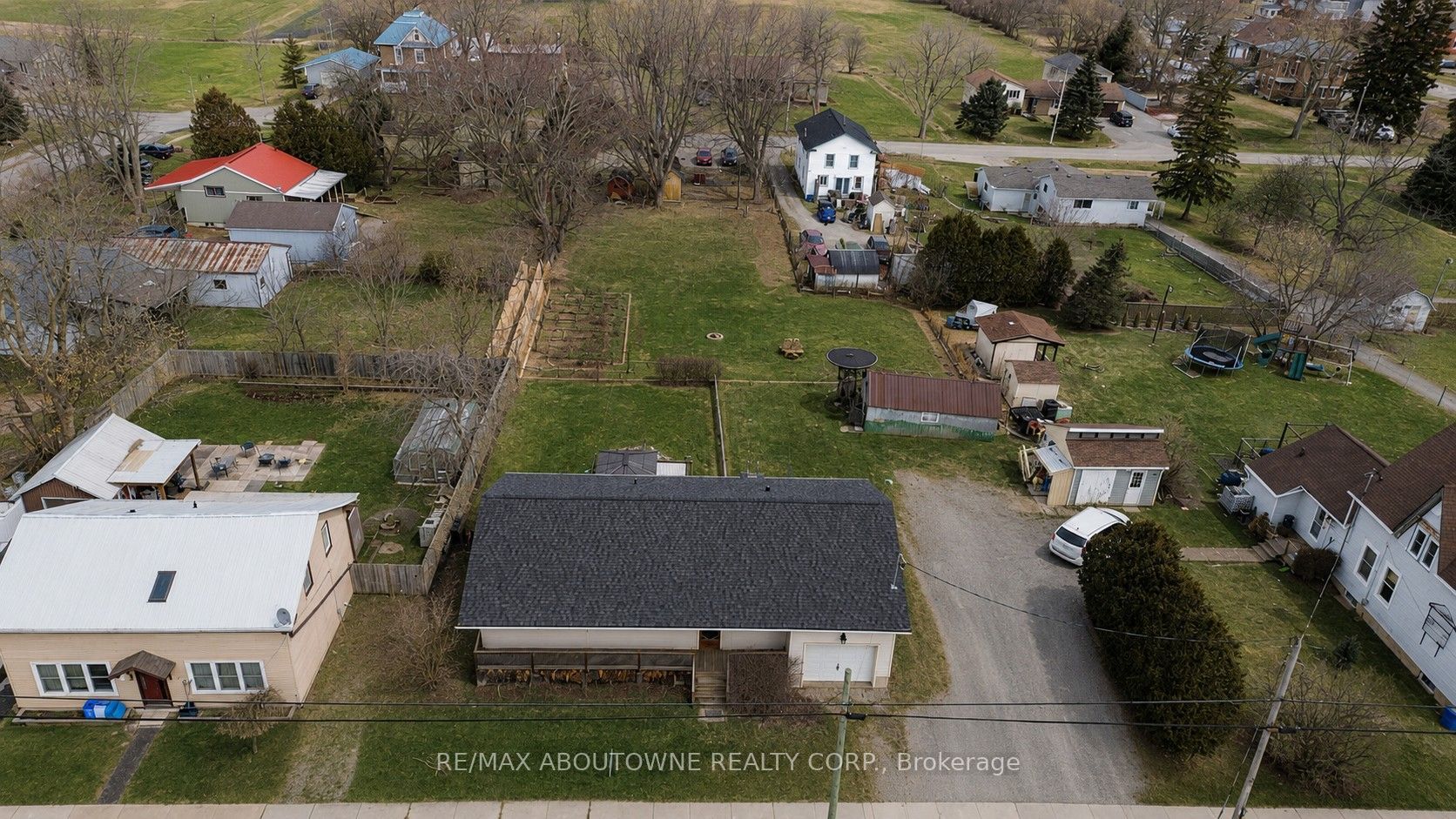12 Main Street W Property Photo 2