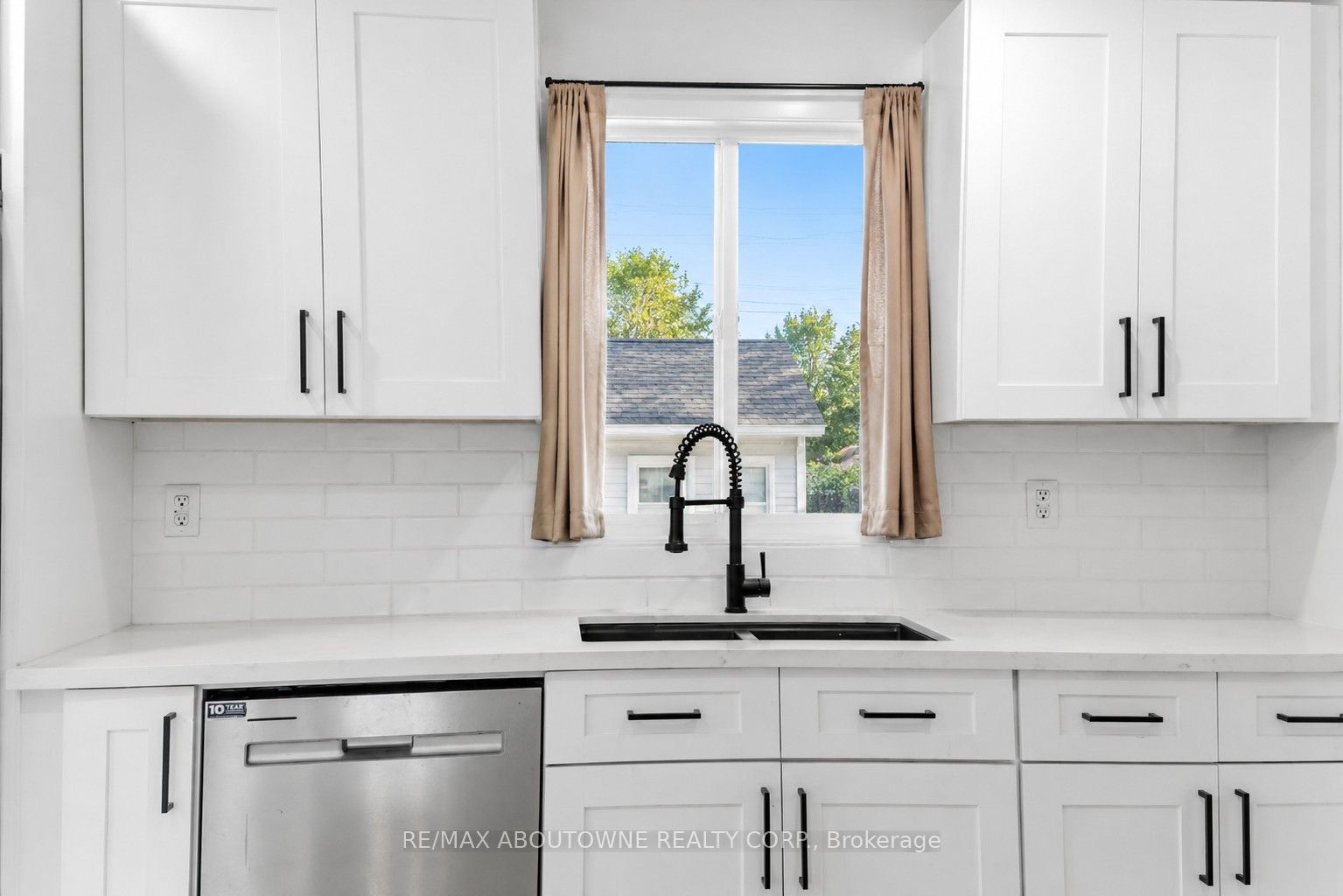 12 Main Street W Property Photo 9