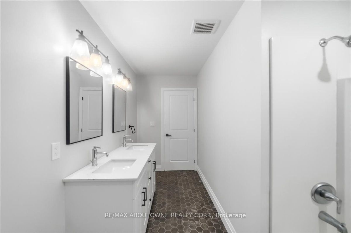 12 Main Street W Property Photo 23