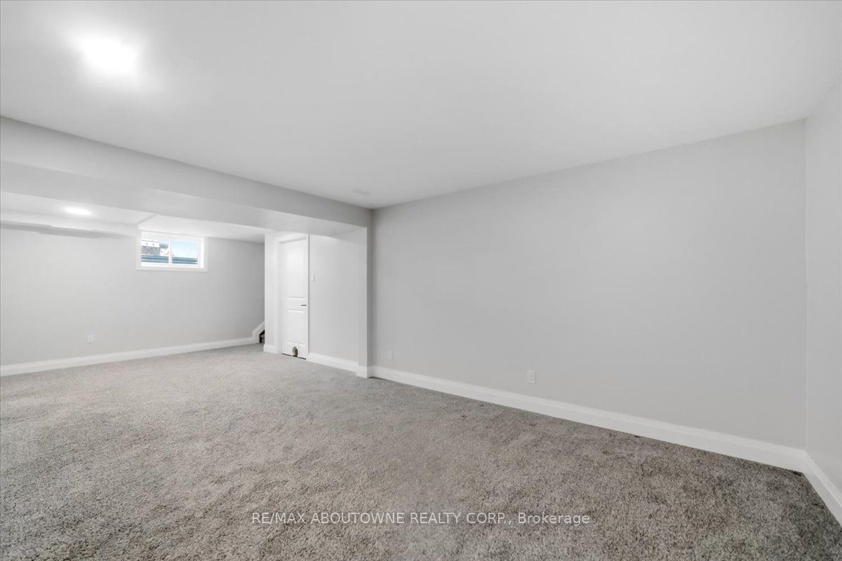 12 Main Street W Property Photo 25
