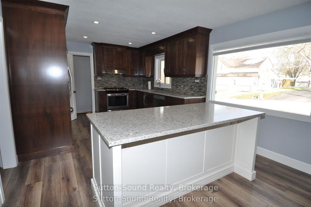 10 Brownlee Street S Property Photo 8