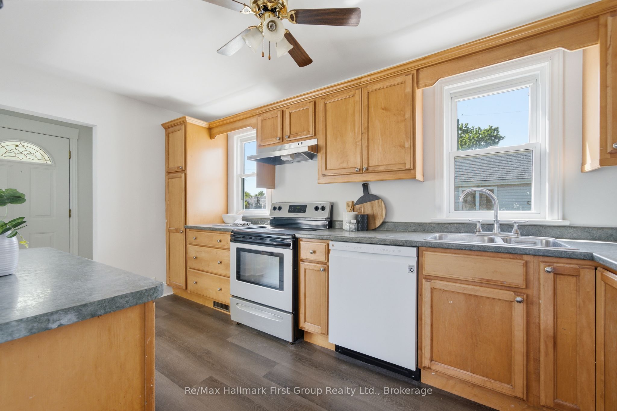 573 Sinclair Street Property Photo 6