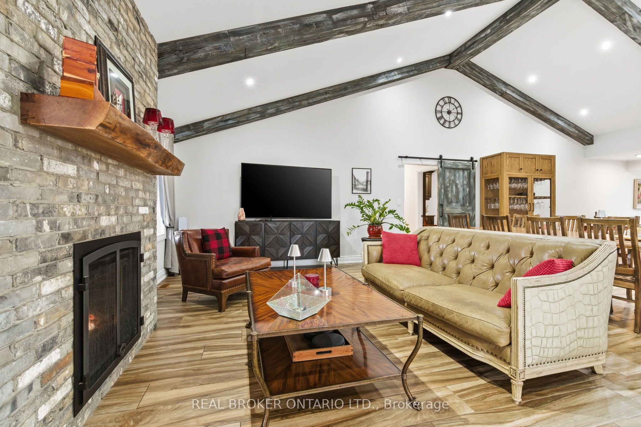 823 6 Line Property Photo 38