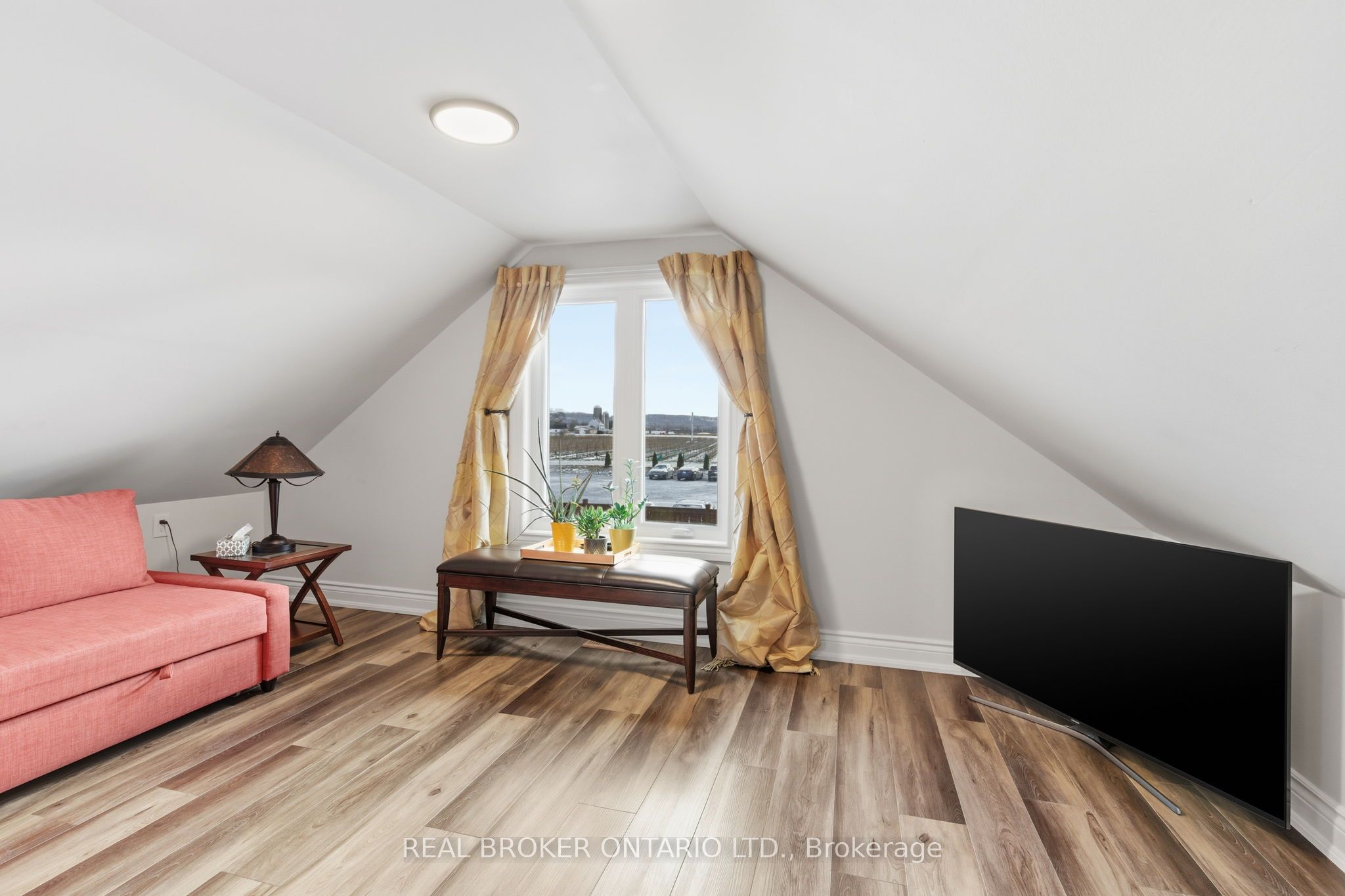823 6 Line Property Photo 44