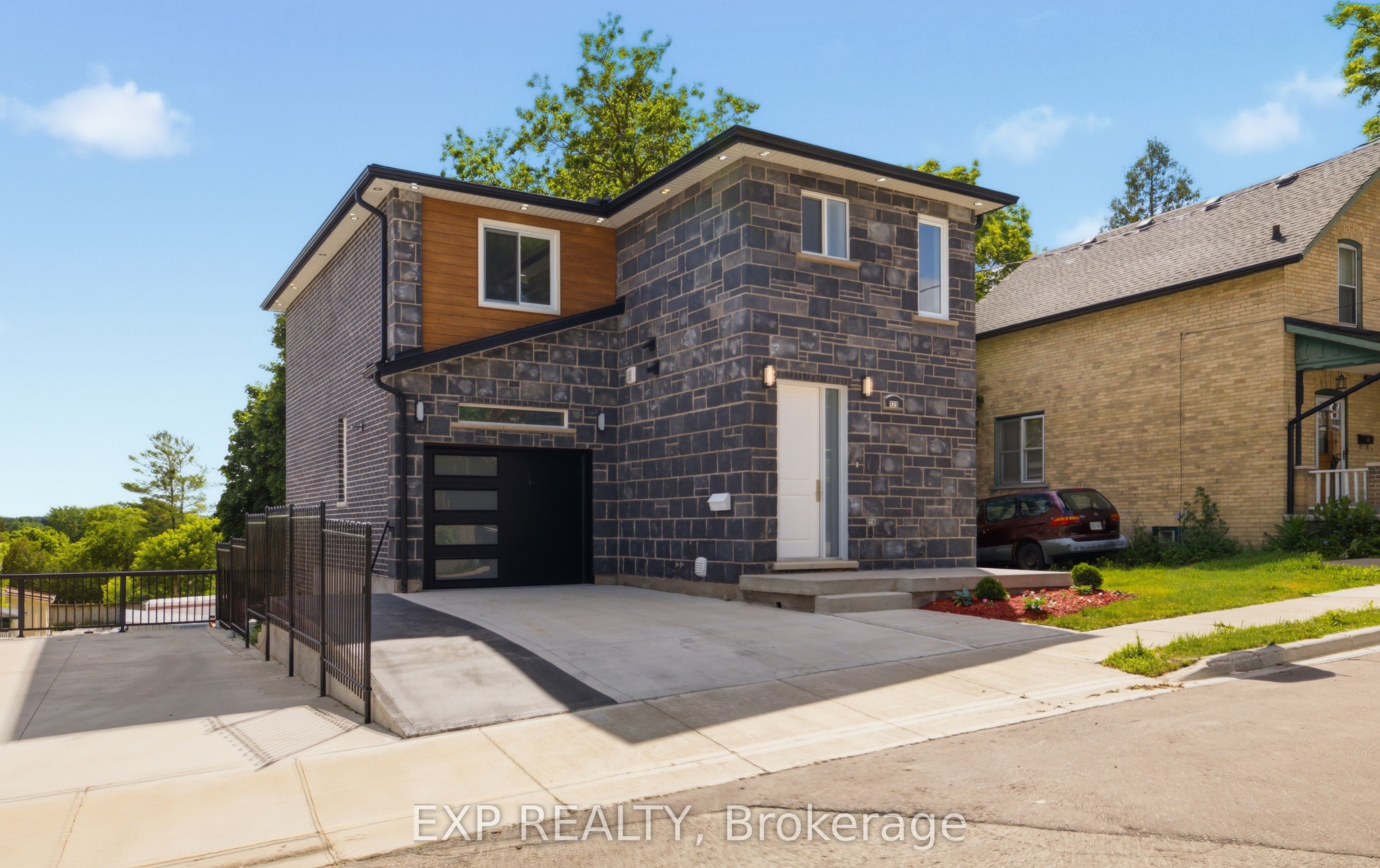 129 St George Street Property Photo 1