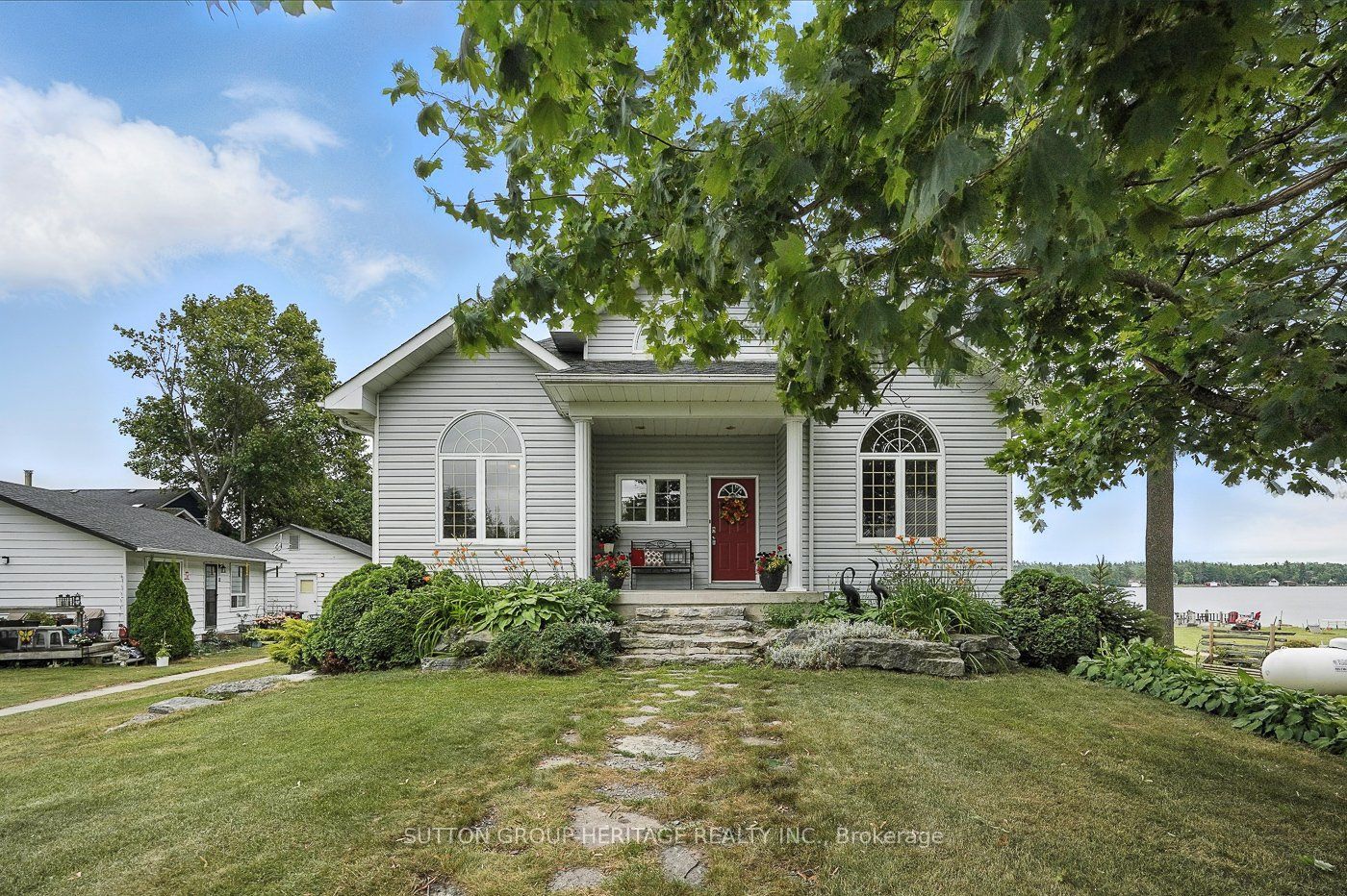 400 Front Street W Property Photo 7